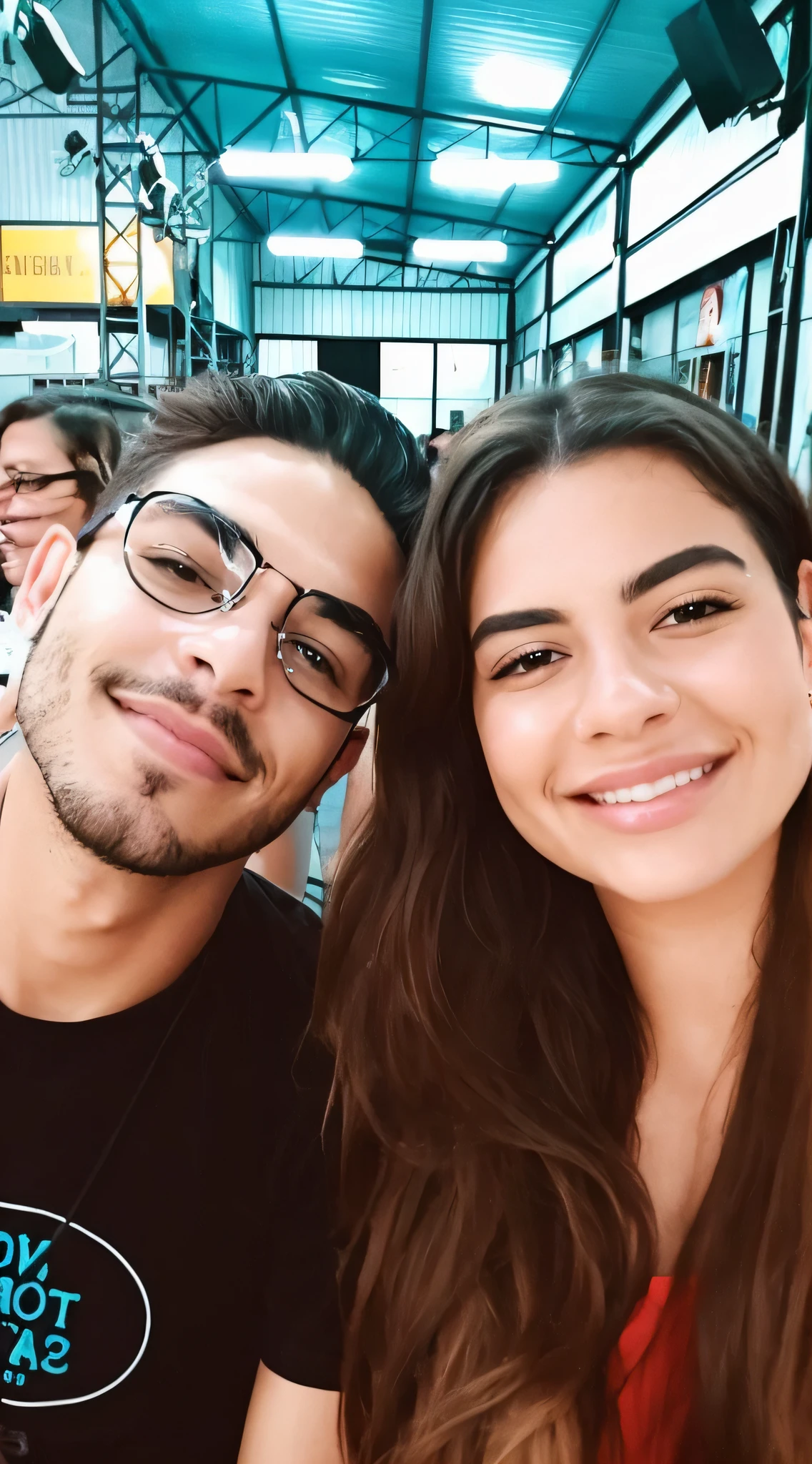 There are two people who are posing for a photo together, Cantor Maluma, both smiling for the camera, imagem de qualidade muito baixa, They are close to each other, julia hetta, foto de perfil, Charli Bowater e Artgeem, foto do instagram, by Amelia Peláez, foto de perfil, Rostos bonitos, ligeiramente sorridente, instagram story, foto do snapchat