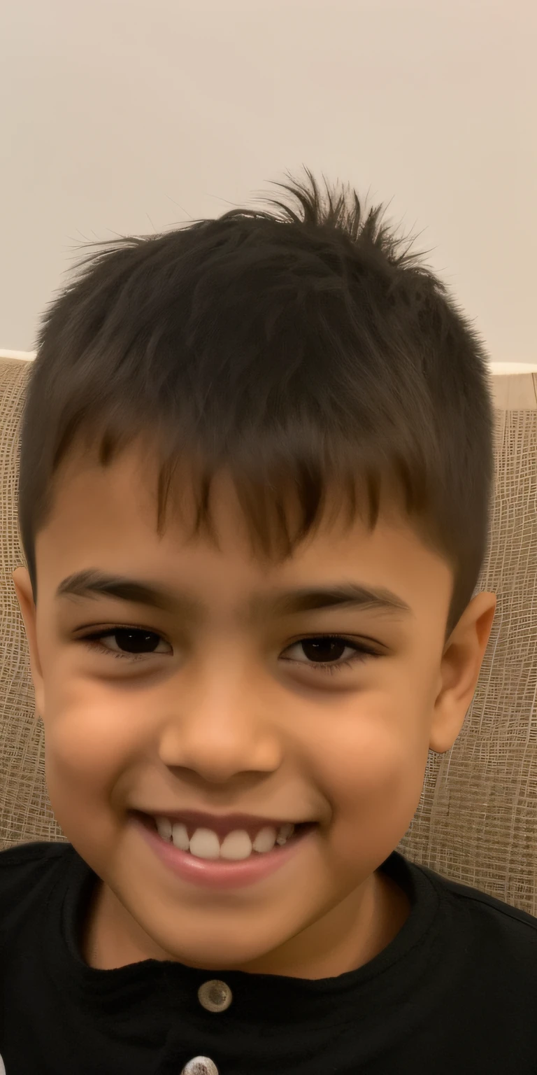 Arafed boy with a toothy smile sitting on a sofa, tem cabelo preto curto, large eyes and menacing smile, cabelos pretos e olhos grandes, cabelos castanhos curtos e olhos grandes, taken in the early 2020s, Riyahd Cassiem, cabelos pretos e olhos castanhos, quatro anos, 4 anos de idade, cerca de 3 5 anos