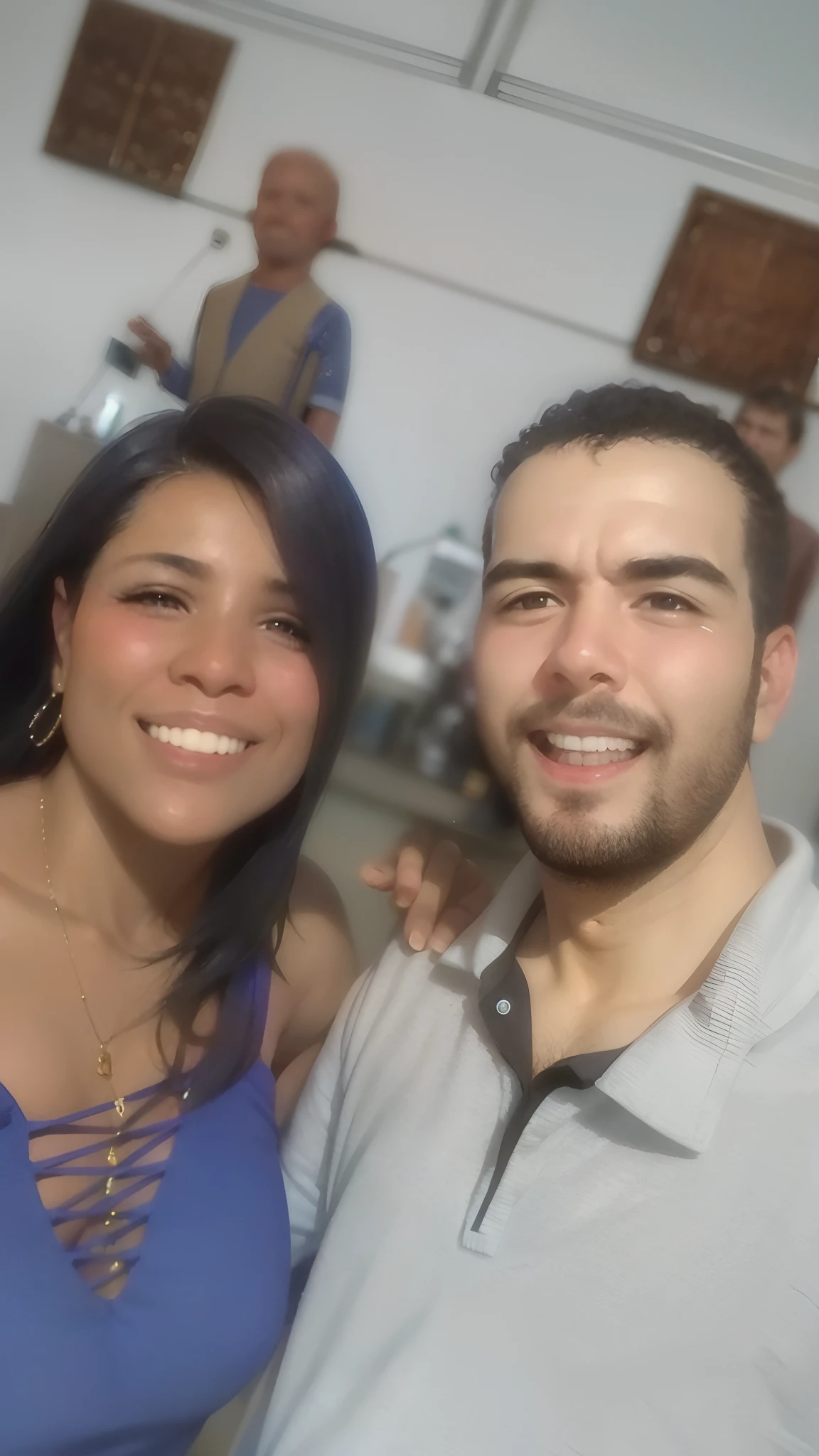 Smiling couple posing for a photo in a room with a statue of a man and a woman, Mulher de 30 anos de Cuba, 3 5 year brazilian mother, david rios ferreira, imagem de perfil, In Sao Paulo, Parece Fabiula Nascimento, Directed by: Willian Murai, Directed by: Nandor Soldier, andrea rocha, foto do perfil