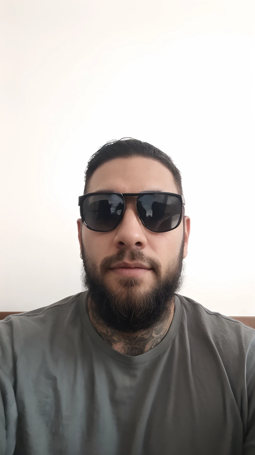 Homem, moreno, de oculos e barba