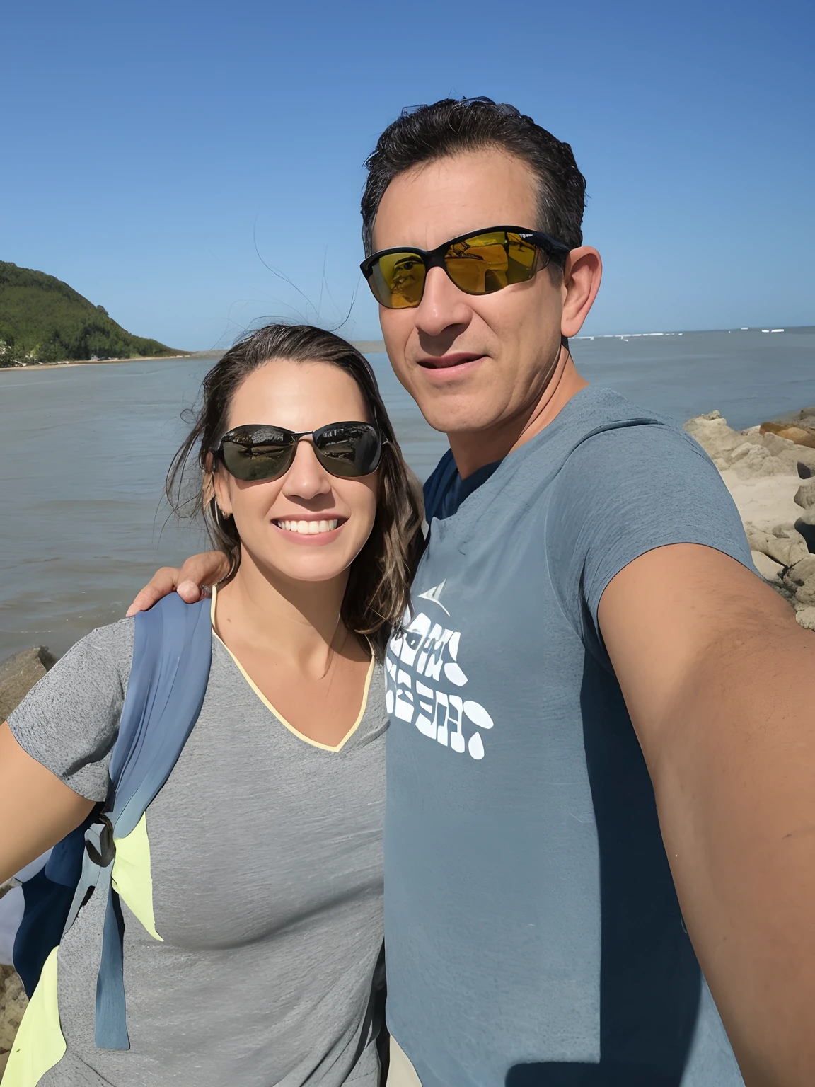 They are taking a selfie together on the beach near the water, standing near the beach, Directed by: Nandor Soldier, imagem de perfil, Rear photograph, Assumido em Go Pro Hero8, divertindo-se, holiday photography, andrea rocha, on the ocean water, fotografia de perfil, Postagem 4k, 4 k post, fotografia