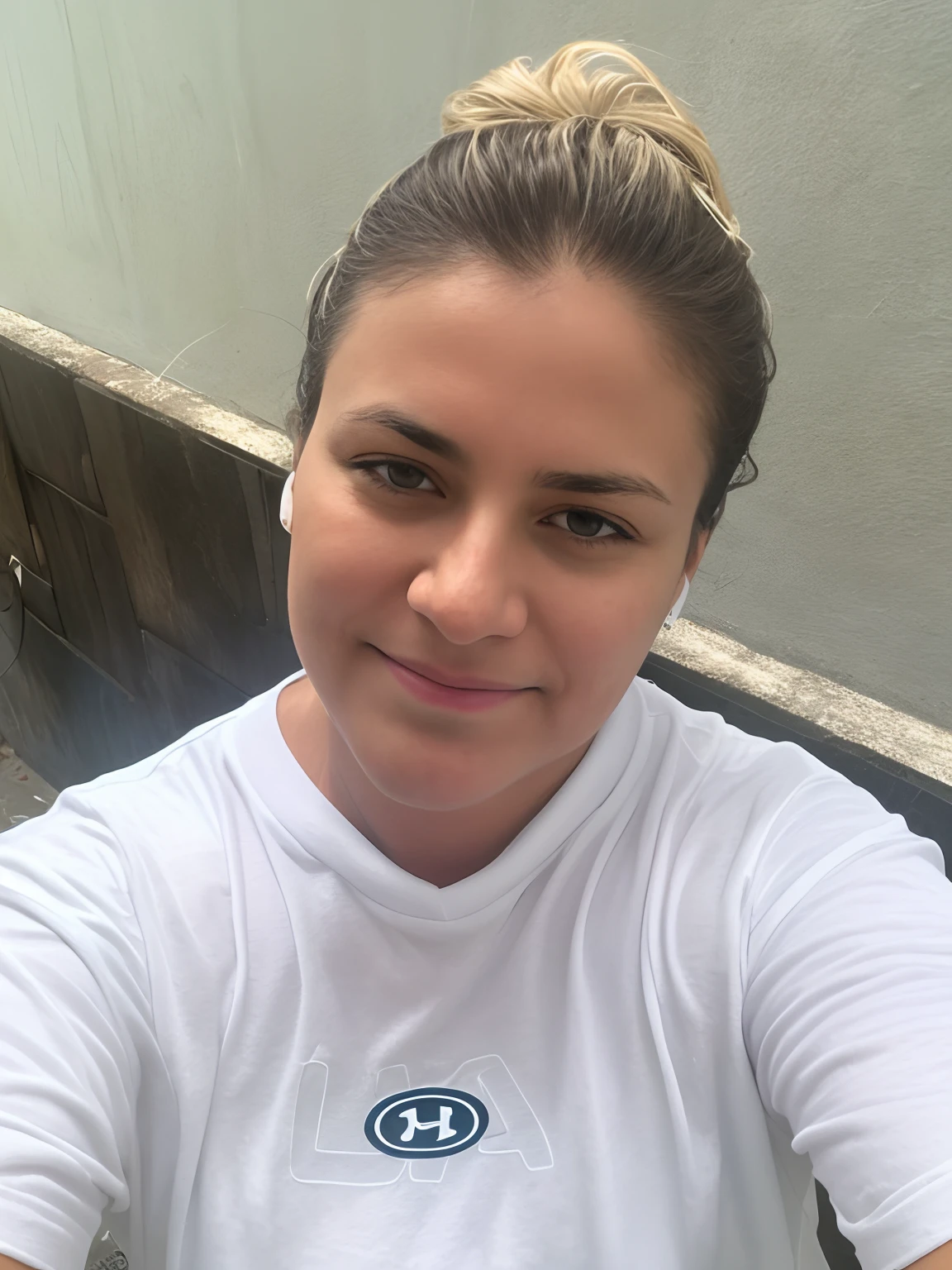 There's a woman sitting on a bench with a hot dog, rosto suado, trabalho pioneiro suado e grosseiro, seu rosto enlameado e suor, rosto molhado, 3 0 anos de idade mulher, Mulher de 30 anos, 3 2 anos, sujo e suado, com rostos molhados!!, rosto levemente sujo, 3 6 anos, suado e sujo, sem maquiagem