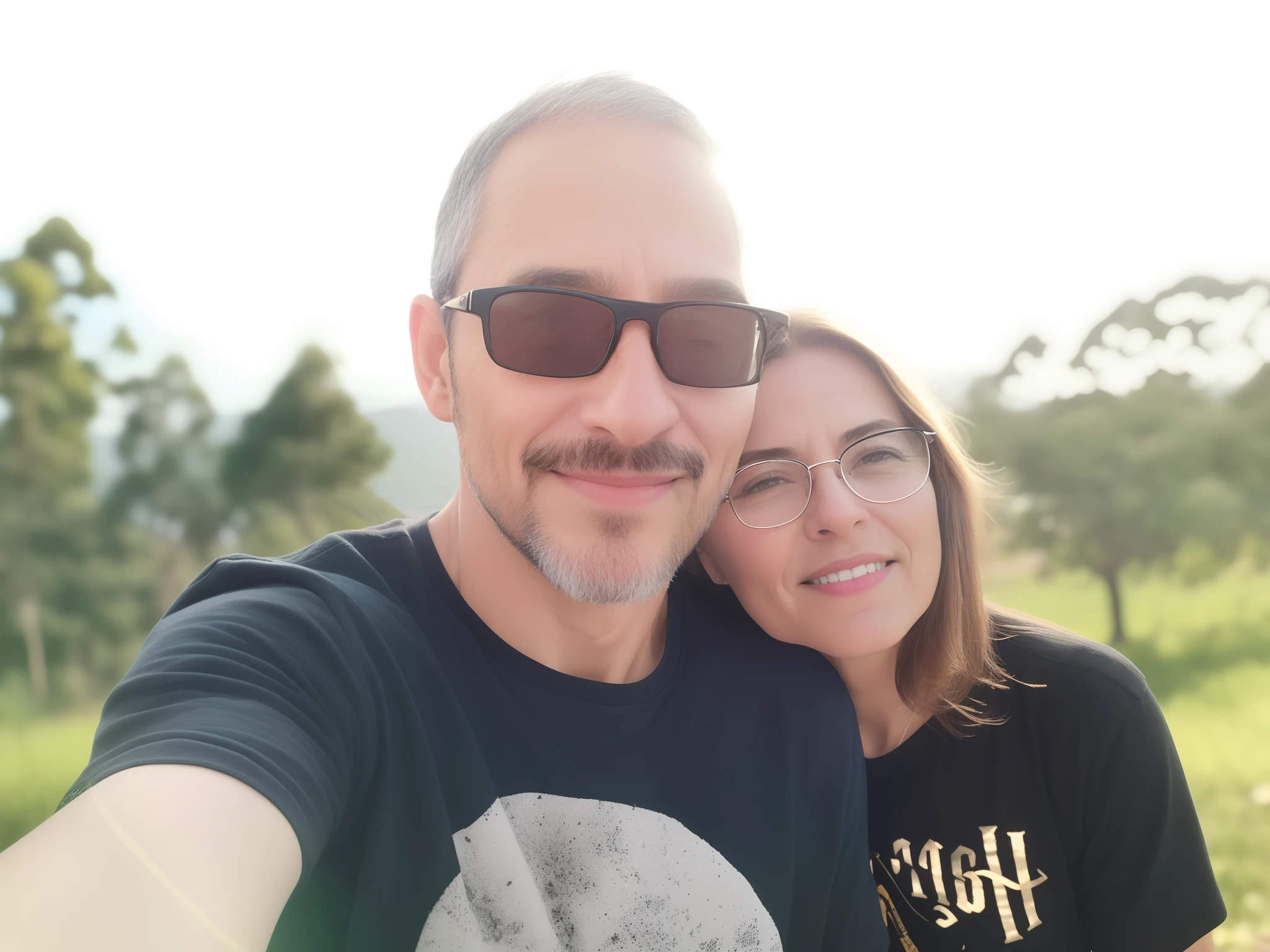 They're taking a selfie of themselves in the field, imagem de perfil, 4 5 I, Fotografia selfie 8k, com montanhas ao fundo, imagem do avatar, Homens de 45 anos, 3 6 anos, Fotografia tirada em 2 0 2 0, foto de perfil, retrato de casais, Casal feliz, 38 anos, foto retrato, dia ensolarado brilhante, Foto realista