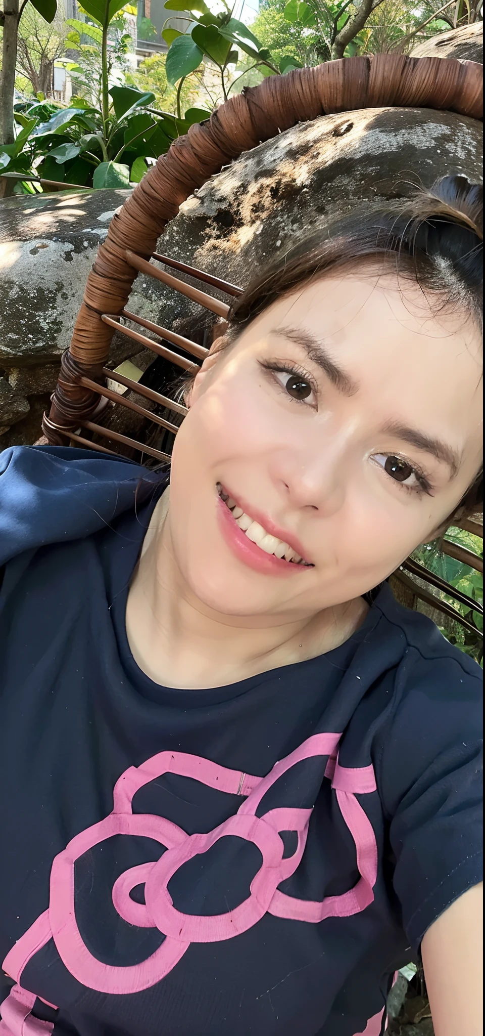 mulher sorridente sentada em uma cadeira com um cachorro no colo, selfie de uma jovem mulher, 3 0 anos de idade mulher, Mulher de 30 anos, taken in the early 2020s, cerca de 3 5 anos, 2 7 anos, foto de perfil headshot, Karla Ortiz, 2 8 anos, foto de baixa qualidade, Me ajuda, muito bobo olhando