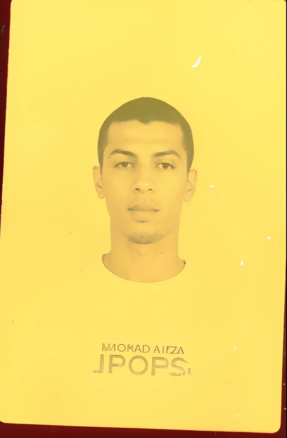 Arafed photo of a man with a picture of himself on a card, em torno de 1 9 anos, foto descoberta, Cam por Leon, imagem antiga, foto classificada rara, foto do passaporte, varredura, Ronaldo Luis Nazario da Lima, Ronaldo Luis Nazario de Lima, Eng Argila, Mohamed Chahin, foto polaroid real, Digitalizados, varredura de alta qualidade