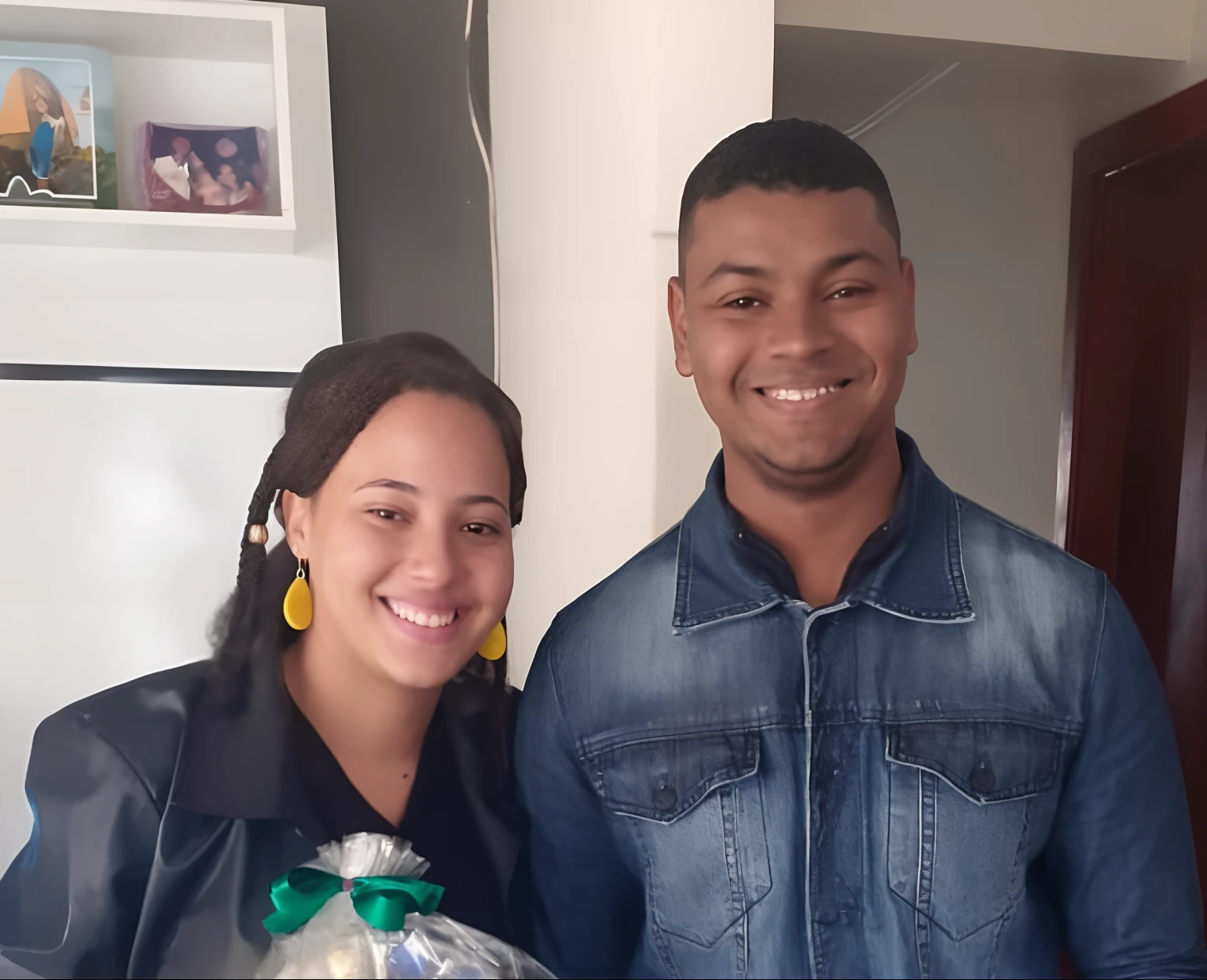 Smiling man and woman standing next to each other holding a bag of food, Directed by: Nandor Soldier, belos arredores, Directed by: Willian Murai, Casal feliz, por Julius como se, Lovely couple, Directed by: David Ruby, Malika Favre, foto do perfil, Ronaldo Nazario Fenomeno, Anos Imane