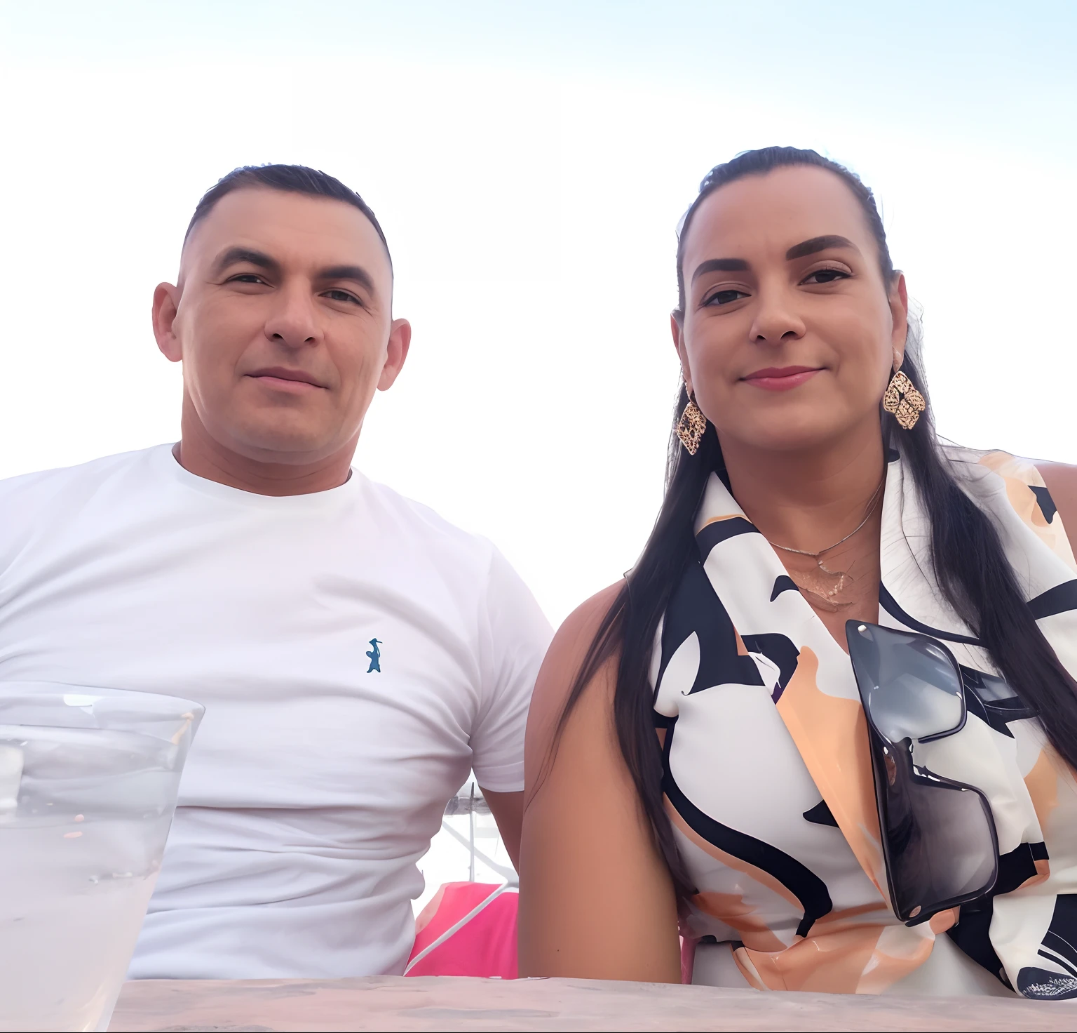 They're sitting at a table with a glass of water, momma and papa, imagem de perfil, Fotografia tirada em 2 0 2 0, Ayanamikodon e Irakli Nadar, Casal feliz, Retrato de duas pessoas, Lovely couple, foto de perfil, Foto realista, Jose Miguel Romano Francisca, Directed by: Lee Loughridge, imagem de qualidade muito baixa