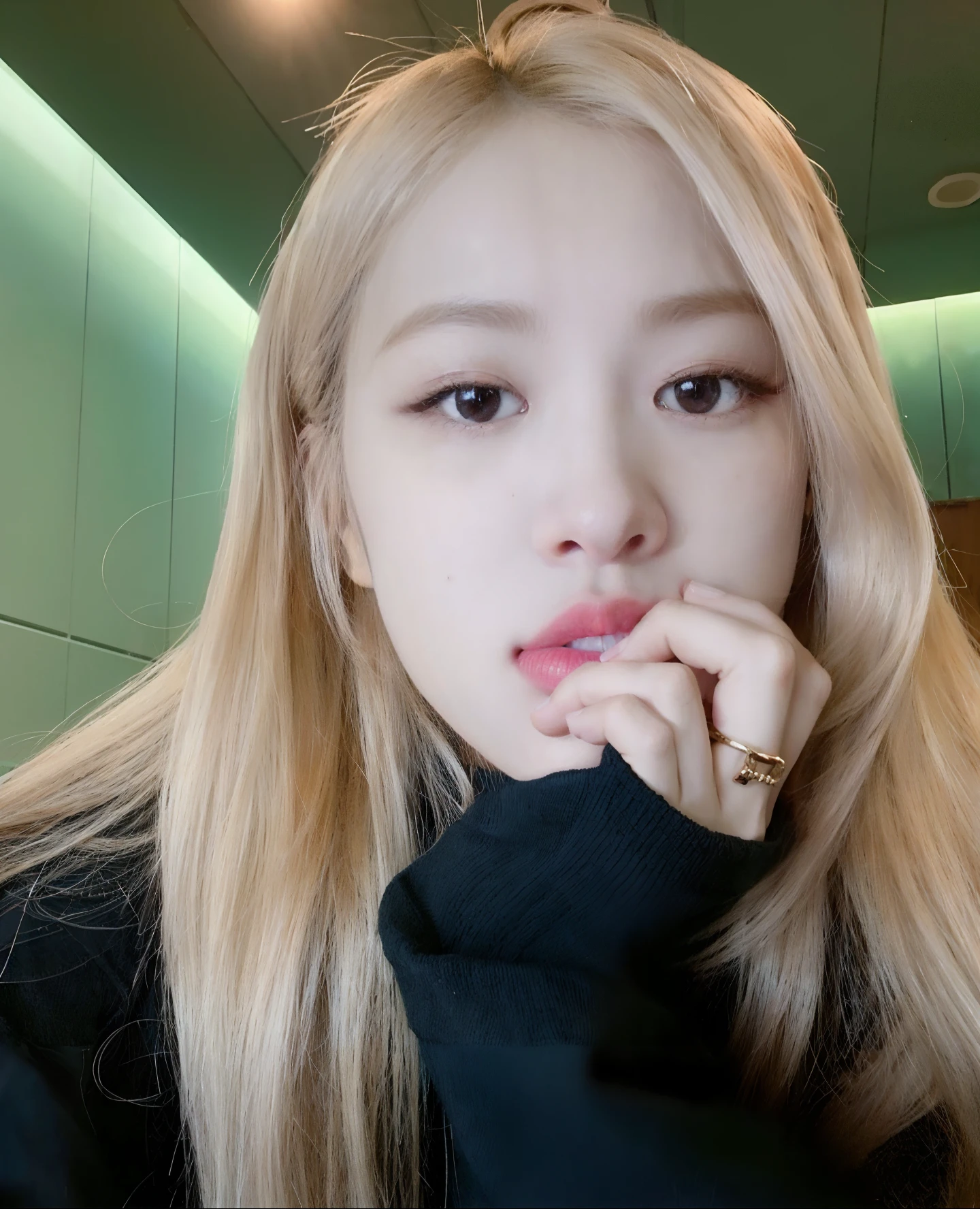 Grieving woman with long blonde hair and a black sweater, Parque Roseanne de Blackpink, Jossi de Blackpink, Retrato de Jossi de Blackpink, Heonhwa Choe, Jaeyeon Nam, Wan adorable cara coreana, Bae Suzy, Jinyoung Shin, Lalisa Manoban de Blackpink, Foto de perfil de la foto de cabeza, Parque Ji-min, Jisoo de Blackpink