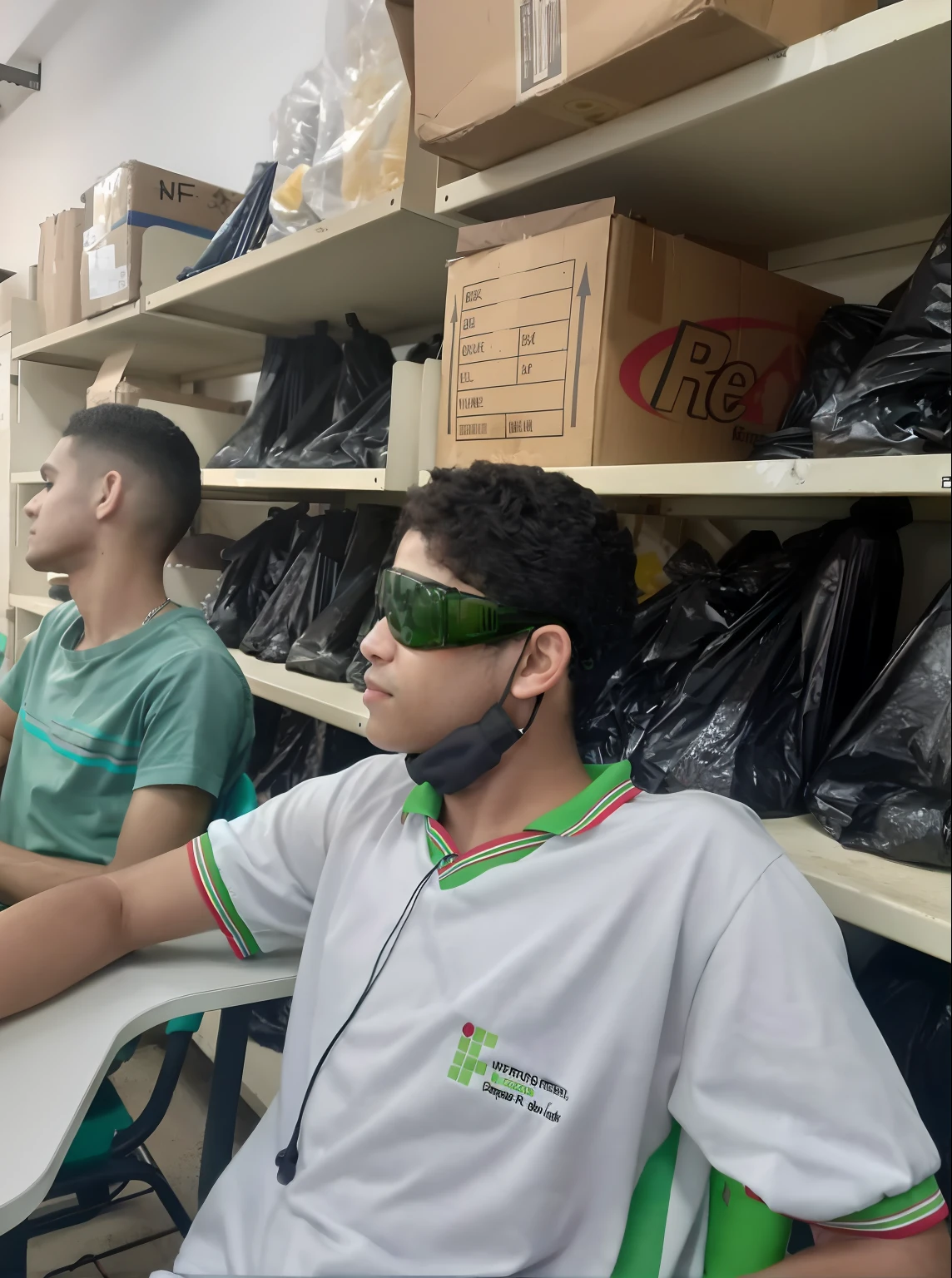 There are two men sitting at a table with a laptop, wearing facemask and sunglasses, wearing 3 d glasses, usando um fone de ouvido, wearing vr goggles, wearing goggles, wearing vr glasses, usando VR, usando fone de ouvido, in warehouse, usando um tapa-olho, Usando um fone de ouvido VR, Usando um fone de ouvido VR, 3 d goggles, usar um tapa-olho, in a warehouse