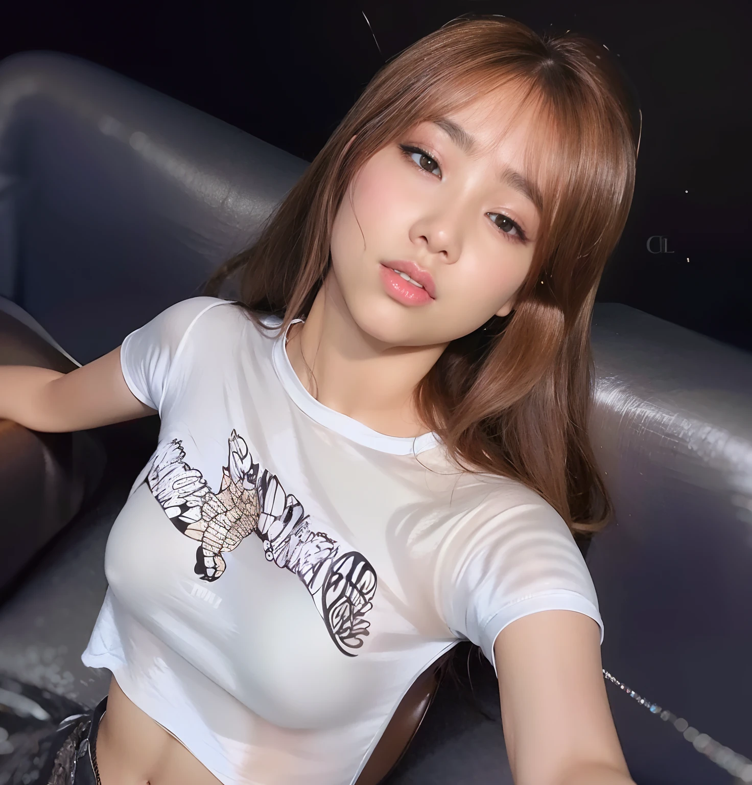 Grief woman with long hair sitting on a sofa wearing a white shirt, Pokimane, Sun Yunjoo, Lalisa Manobal, Jossi de Blackpink, Blackpink Jennie, Parque Roseanne de Blackpink, Heonhwa Choe, Taejune Kim, Lalisa Manoban de Blackpink, con camiseta rasgada, 韓国アイドル, Cl, Imagen filtrada