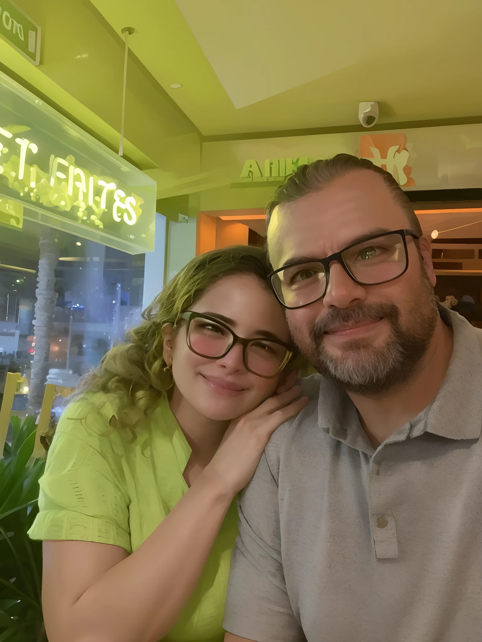There's a man and a woman sitting at a restaurant table, estilo Disney Pixar.