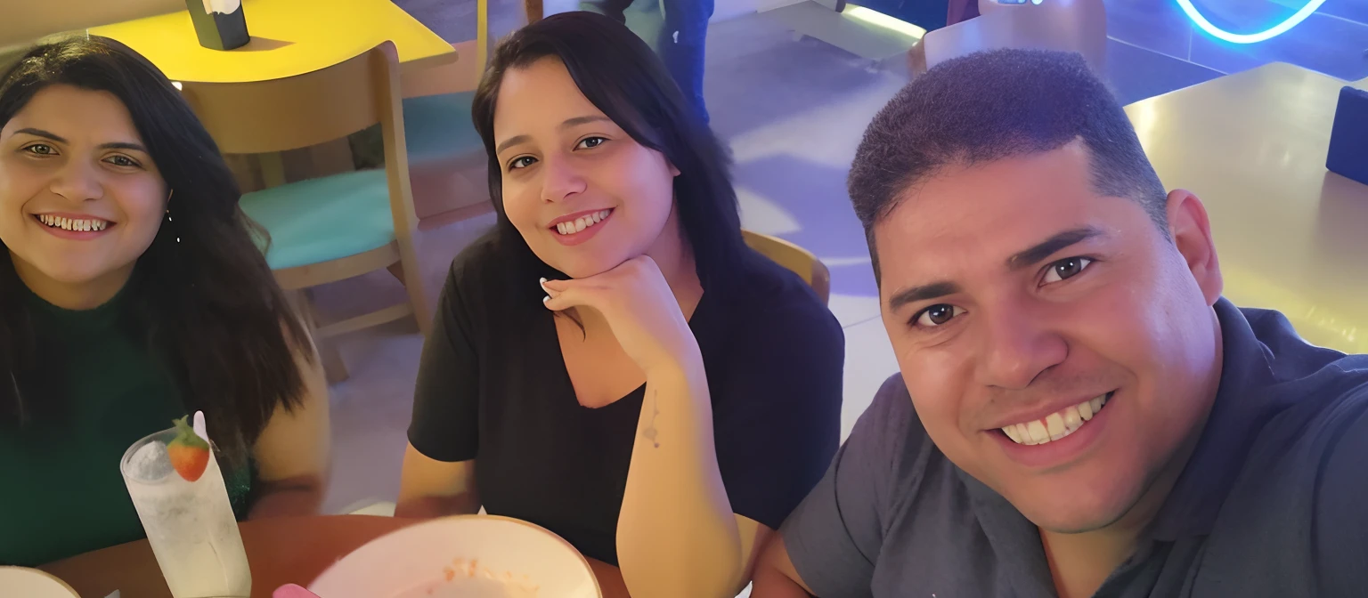 There are three people sitting at a table with a plate of food, imagem de perfil, facebook post, foto de perfil, Postagem no Reddit, non blurry, candid picture, Fotografia tirada em 2 0 2 0, instagram post, foto modo retrato, imagem do avatar, foto do perfil, non blurry, at night time, dessaturados!!, Directed by: Nandor Soldier