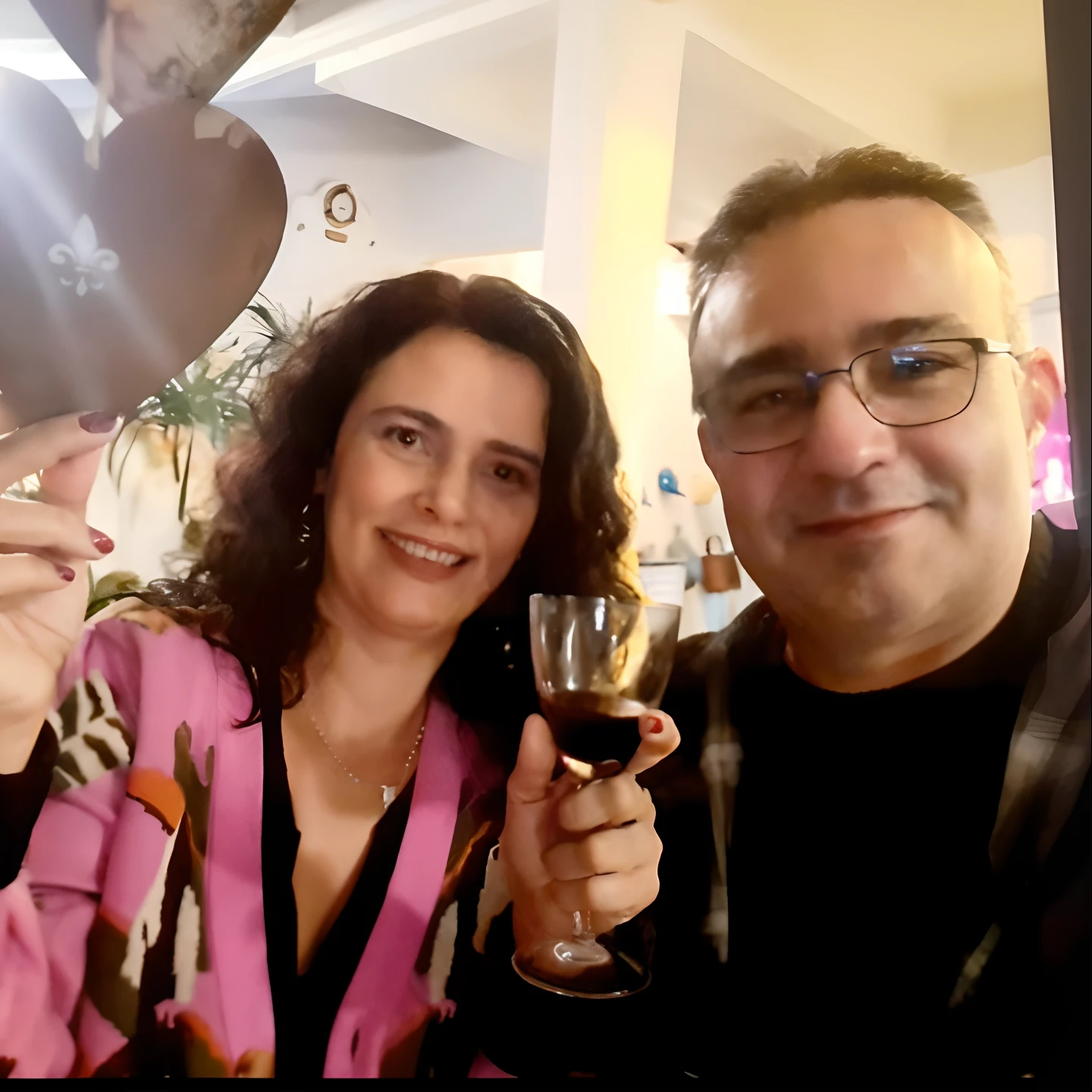 There's two people who are holding wine glasses together, imagem de perfil, Fotografia tirada em 2 0 2 0, album photo, foto de perfil, 👰 🏇 ❌ 🍃, olhando parcialmente para a esquerda, enjoying a glass of wine, 💋 💄 👠 👗, 1614572159, por Romain brook, Foto tirada em 2018