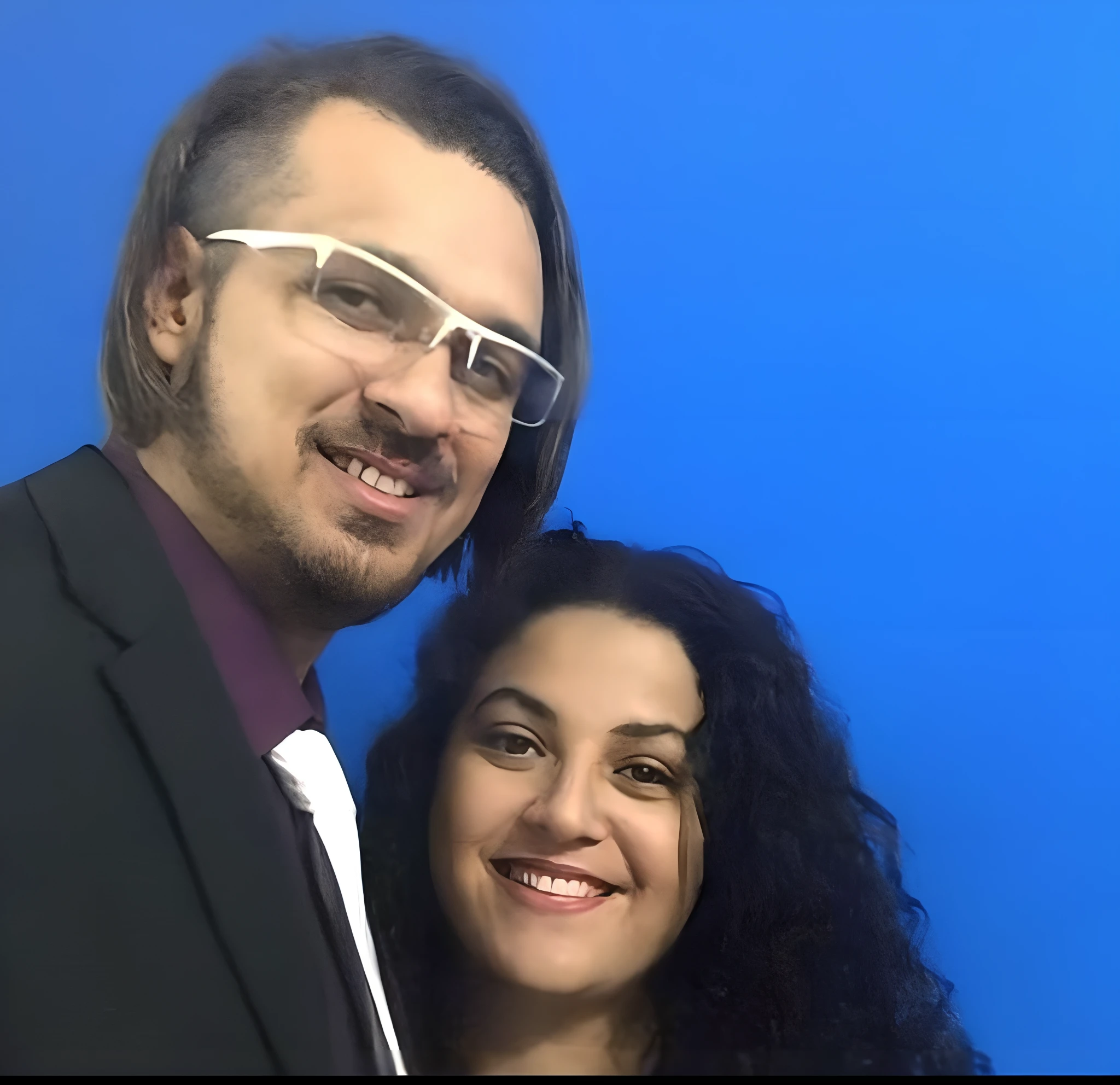 there is a man and woman posing for a picture together, foto do perfil, imagem de perfil, foto de perfil, foto de perfil, foto de perfil headshot, com nerd! glasses! e cavanhaque, Fotografia tirada em 2 0 2 0, taken in the early 2020s, imagem de qualidade muito baixa, david rios ferreira, foto de perfil 1024px, facebook post