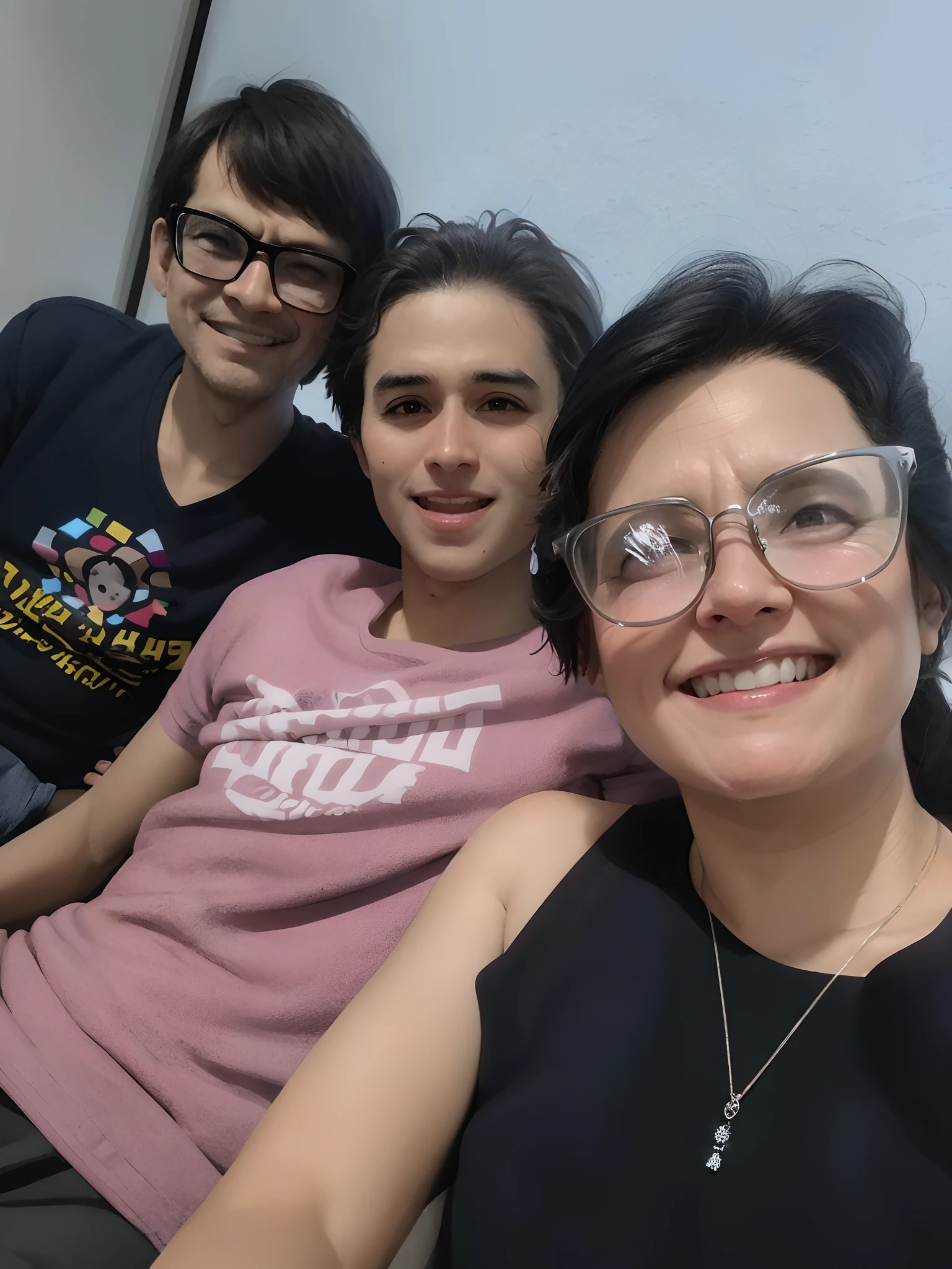 There's three people sitting together on a couch smiling, Directed by: Nandor Soldier, mateus 9 5, Malika Favre, In Sao Paulo, São Paulo, Happy family, imagem de perfil, imagem do avatar, 3 5 year brazilian mother, foto de perfil, Directed by: Samuel Silva, Directed by: Willian Murai, caio santos, andrea rocha