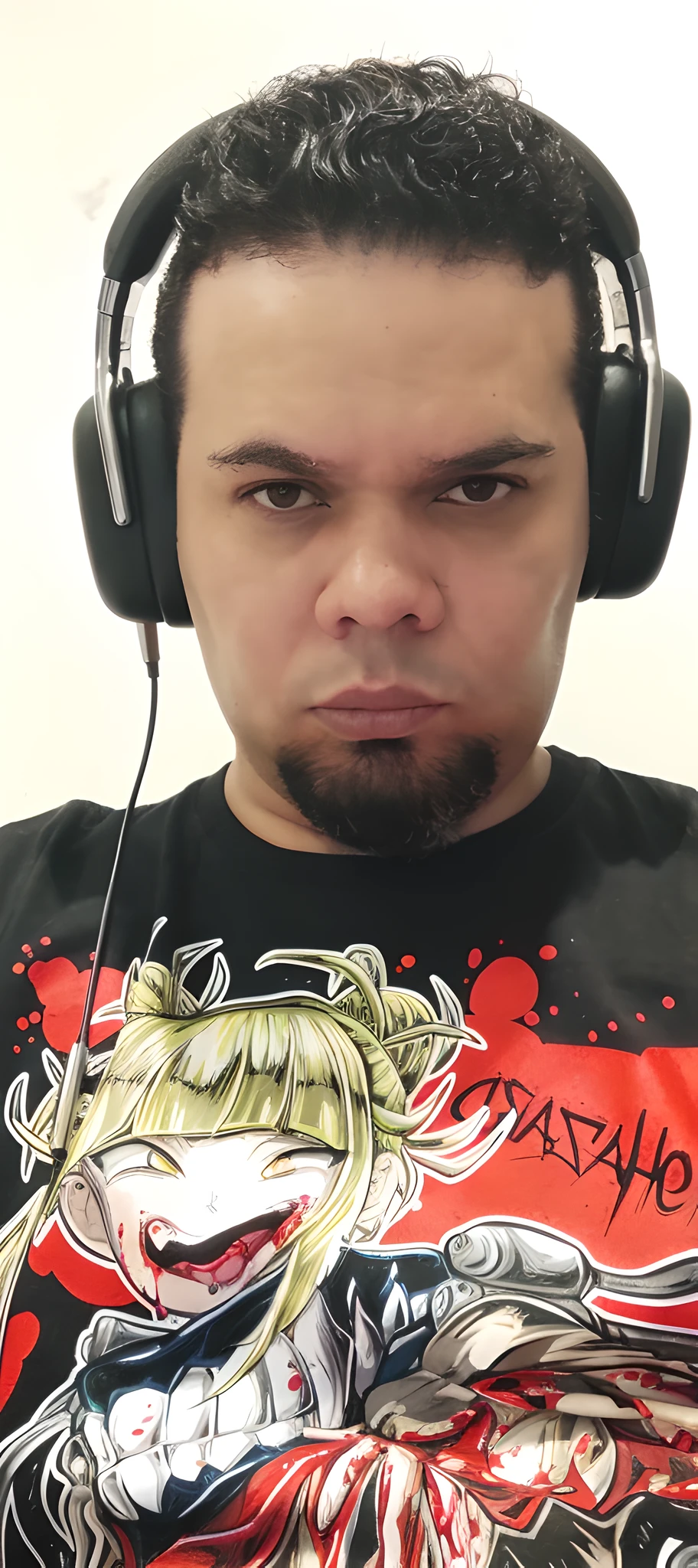 There's a man wearing headphones and a T-shirt with a design on it, foto de perfil 1024px, com fones de ouvido de perfil headshot, halfbody headshot, com fones de ouvido, imagem do avatar, vestindo espetado, imagem frontal, usando fone de ouvido para jogos, Berserker Potrait, Retrato de Jerma985