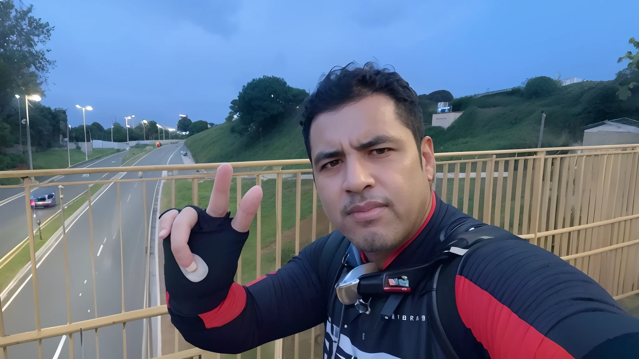 There's a man standing on a bridge with his hand up, david rios ferreira, edu souza, Fotografia selfie 8k, album photo, icaro carvalho, Carmelo Blandino, Alma piedosa, imagem de um motociclista masculino, inspirado em Nathan Oliveira, Edon Guraziu, Camilo GC, 4 k post, Postagem 4k