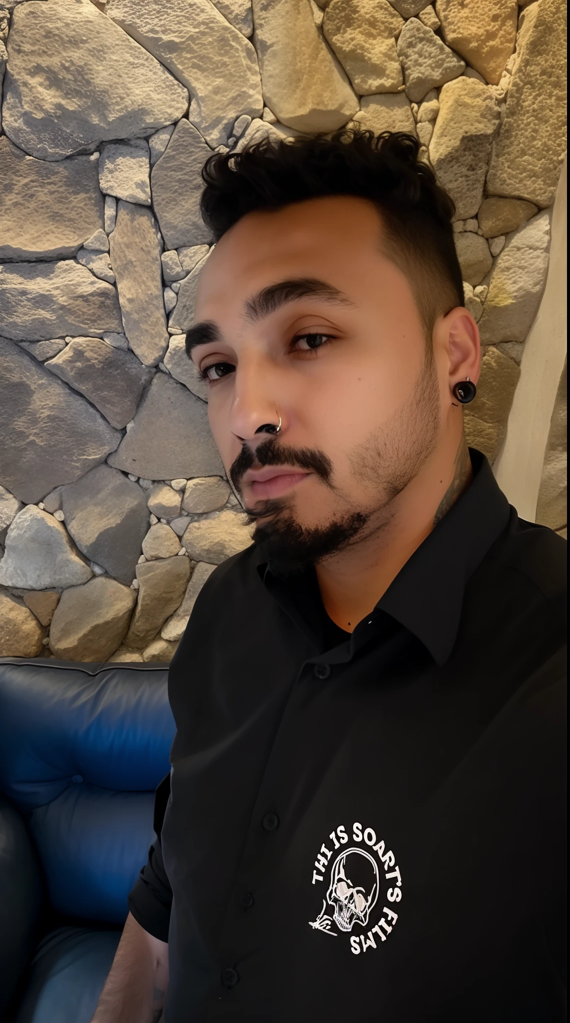 there is a man with a beard and a black shirt on, taken in the early 2020s, Streamer do Twitch / Jogador Ludwig, tomada em 2 0 2 0, com barba e camisa preta, Retrato no meio da foto, em torno de 1 9 anos, Retrato tirado 8 K, Postagem no Reddit, Masterpice, Masterpice de arte, cavanhaque, holding a camera.