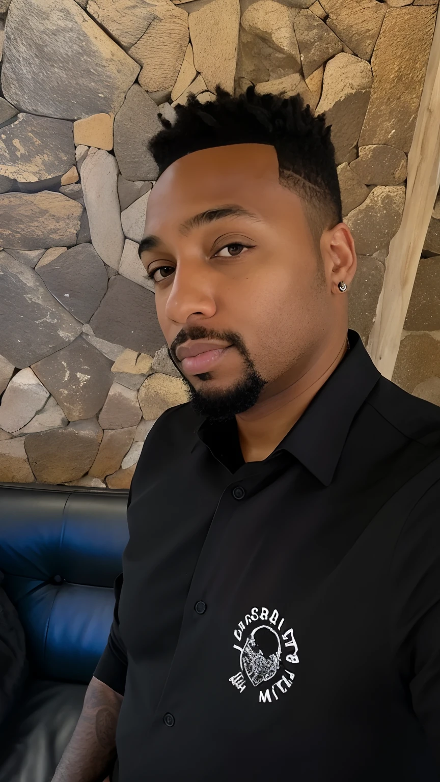 There's a black man with a beard and a black shirt, taken in the early 2020s, Streamer do Twitch / Jogador Ludwig, tomada em 2 0 2 0, com barba e camisa preta, em torno de 1 9 anos, Retrato no meio da foto, Postagem no Reddit, Masterpice, Retrato tirado 8 K, Masterpice de arte, cavanhaque