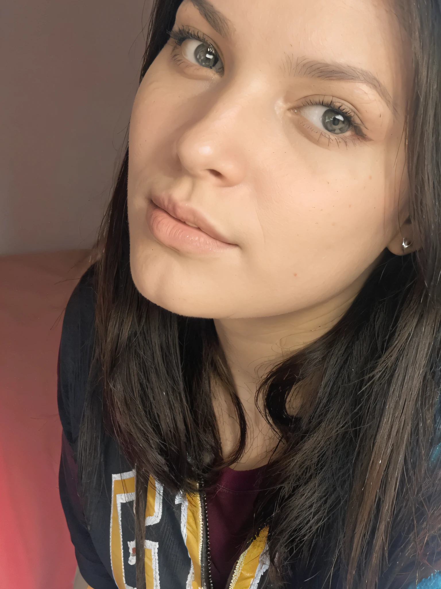 uma garota caucasiana, usando blusa cinza escura e camiseta vermelha dentro de um quarto colorido estilo PIXAR