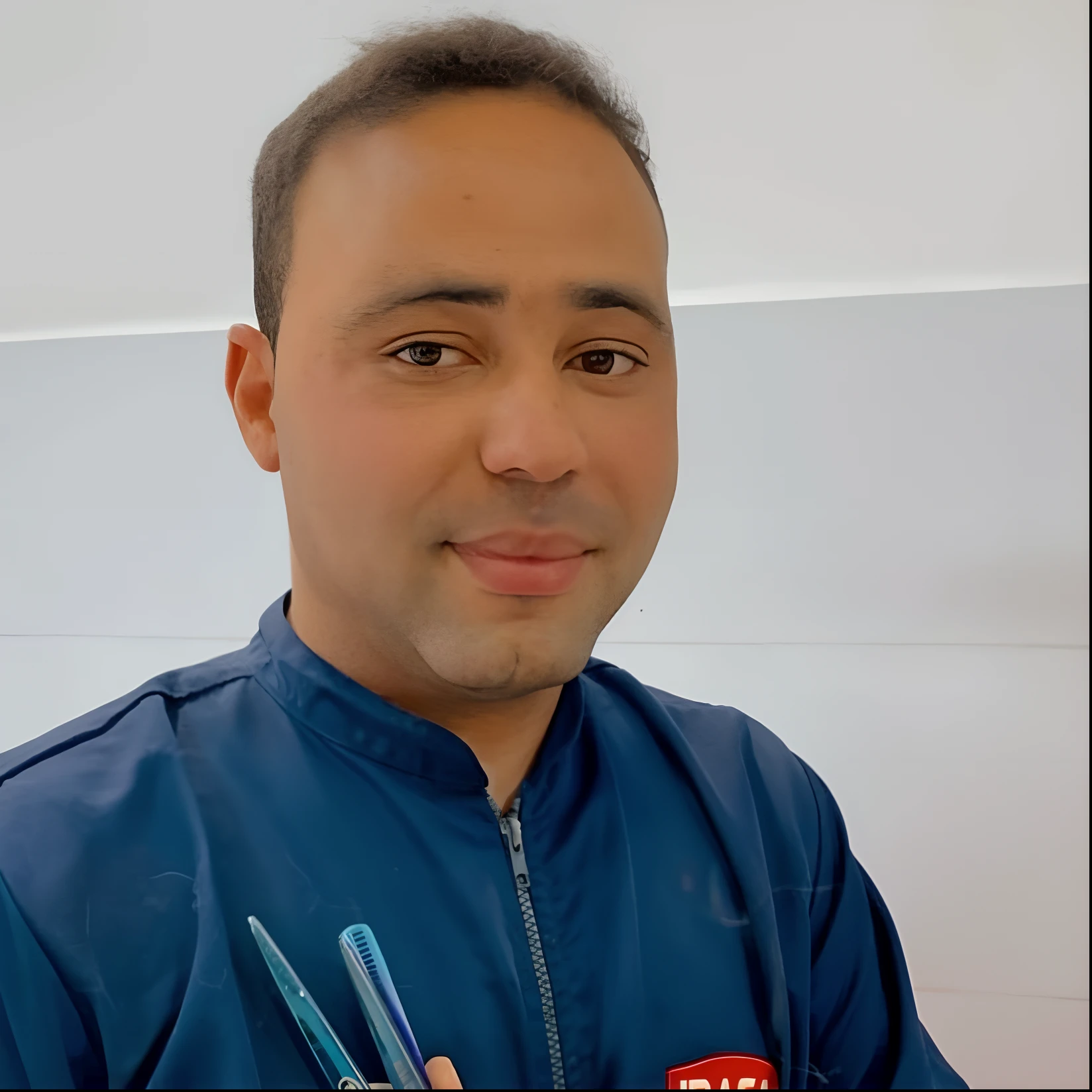 Imagem de um homen segurando as tesoura estilo Disney pixar super detalhado
