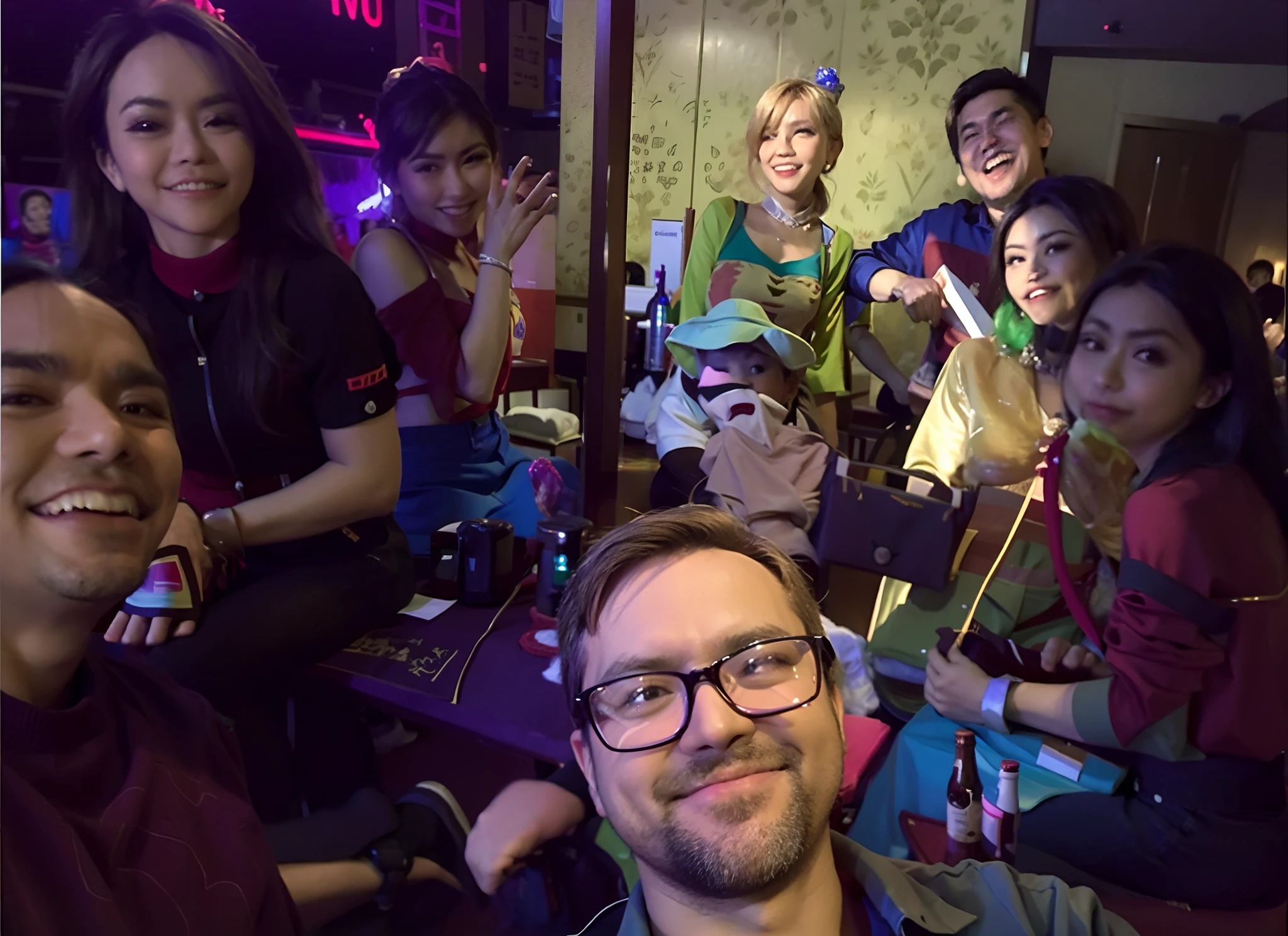 Several people are sitting around a table with drinks and drinks, imagem de qualidade muito baixa, foto muito precisa, instagram story, Monstros em segundo plano, with tiny people, non blurry, chillin no clube juntos, aliens in the background, Pousada lotada ao fundo, foto de perfil 1024px, audience in the background, non blurry, Pessoas do partido em segundo plano