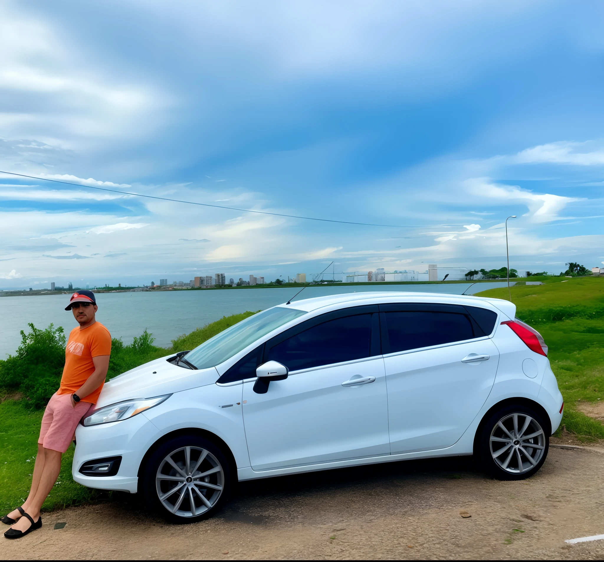 Um homem encostado na frente do carro a beira mar com cidade ao fundo na outra margem