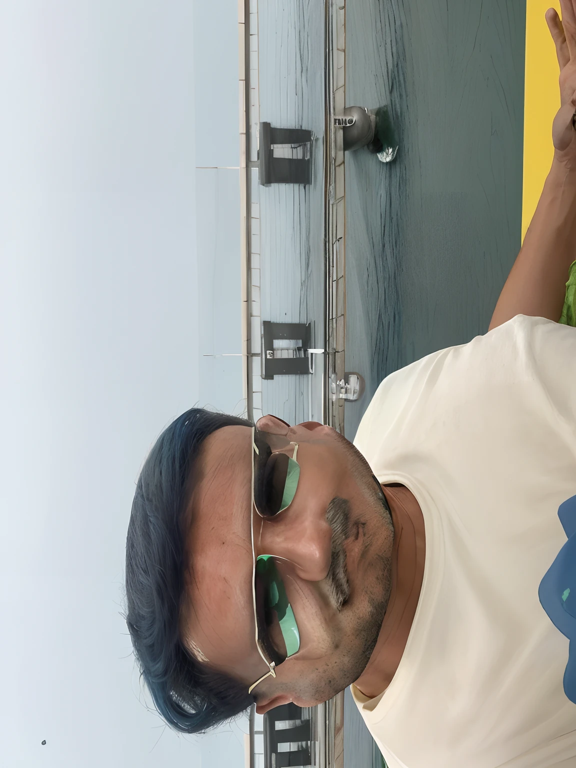 homem, gordo, terno verde, cabelos loiro,olhos azul, barba branca