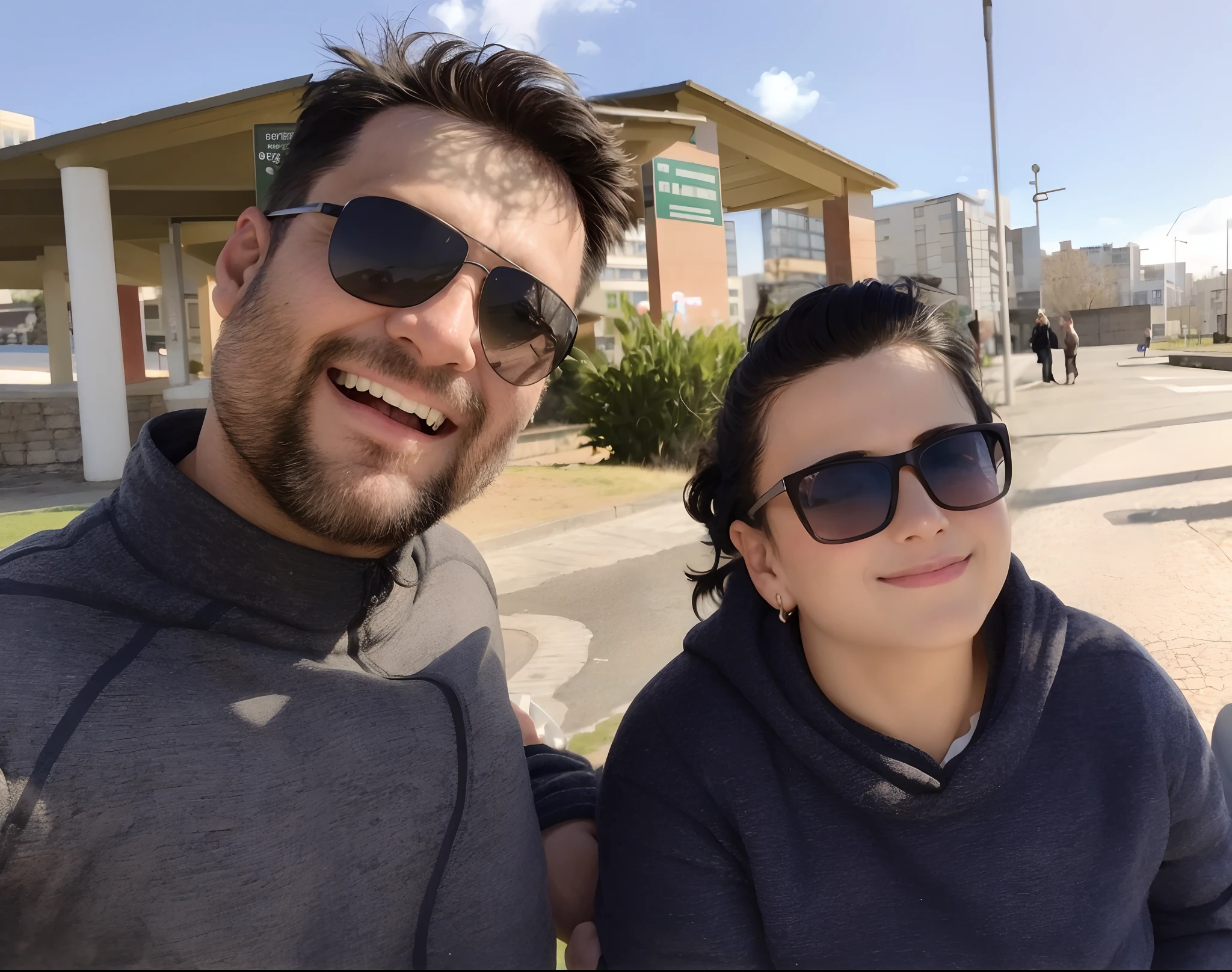 They are posing for a photo in front of a bus stop, Directed by: Nandor Soldier, em tempo ensolarado, Parque em segundo plano, dia ensolarado brilhante, em um dia ensolarado, dia ensolarado, com um parque ao fundo, imagem de perfil, Divertindo-se ao sol, lindo dia ensolarado, ao sol, Casal feliz, em um dia brilhante