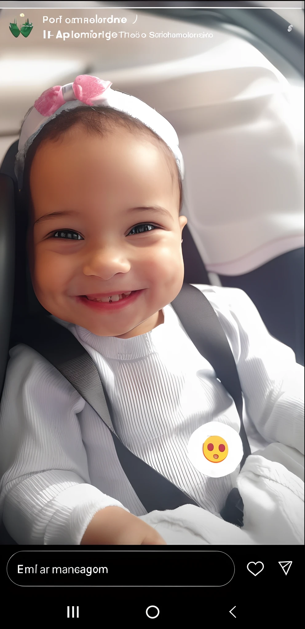 Smiling in car seat with a pink bow on her head, she is smiling and excited, happily smiling at the camera, bonito e sorridente, she is smiling and happy, She is grinning, ela tem um rosto bonito, ela tem um rosto expressivo bonito, sorrindo e olhando diretamente, grande sorriso em seu rosto, sorriso travesso, lovely smile, sorriso feliz