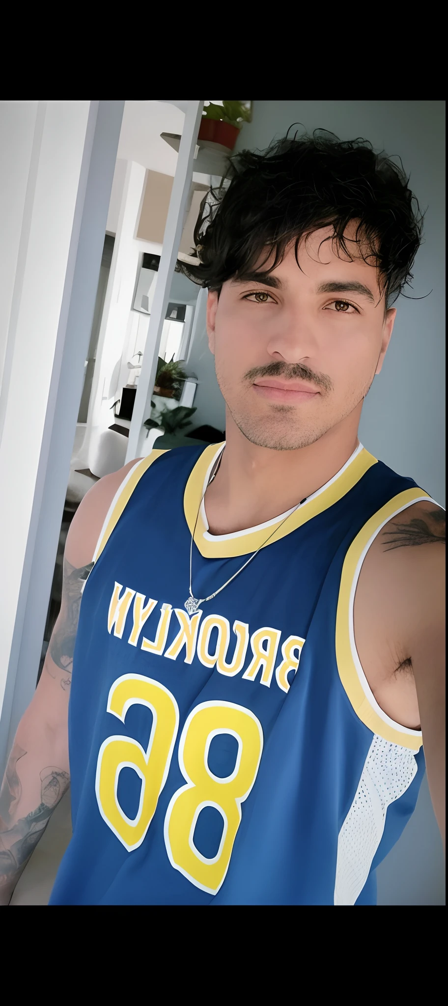 Man with a tattoo on his arm and a blue shirt, vestindo camisa de basquete, Vestindo a camisa da NBA, usando uma camiseta regata de corte baixo, inspirado em Christopher Williams, imagem de perfil, taken in the early 2020s, 3 2 anos, 2 9 anos, Carmelo Blandino, 2 7 anos, 2 8 anos