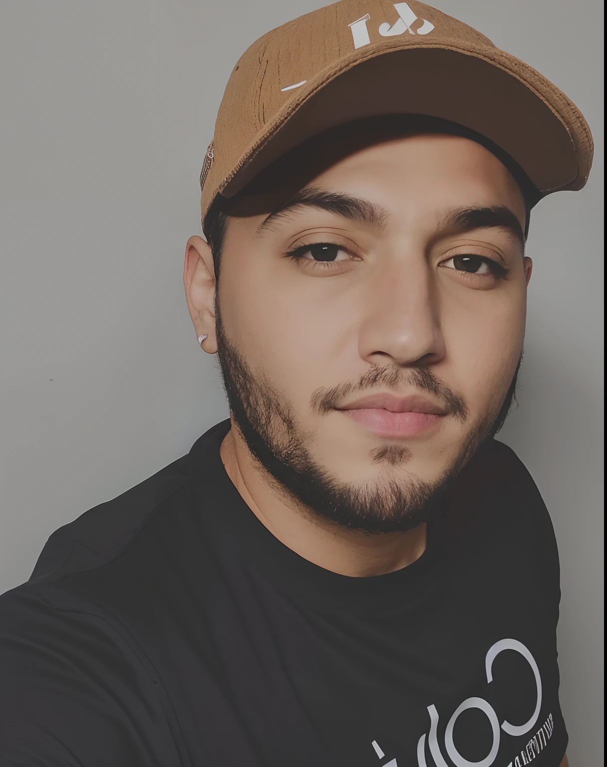 there is a man in a hat and a black shirt, foto de perfil headshot, halfbody headshot, taken in the early 2020s, Joel Torres, em torno de 1 9 anos, imagem de qualidade muito baixa, andres rios, Cristiano Orrillo, tiradas no final dos anos 2000, 2 3 anos, retrato de alta qualidade