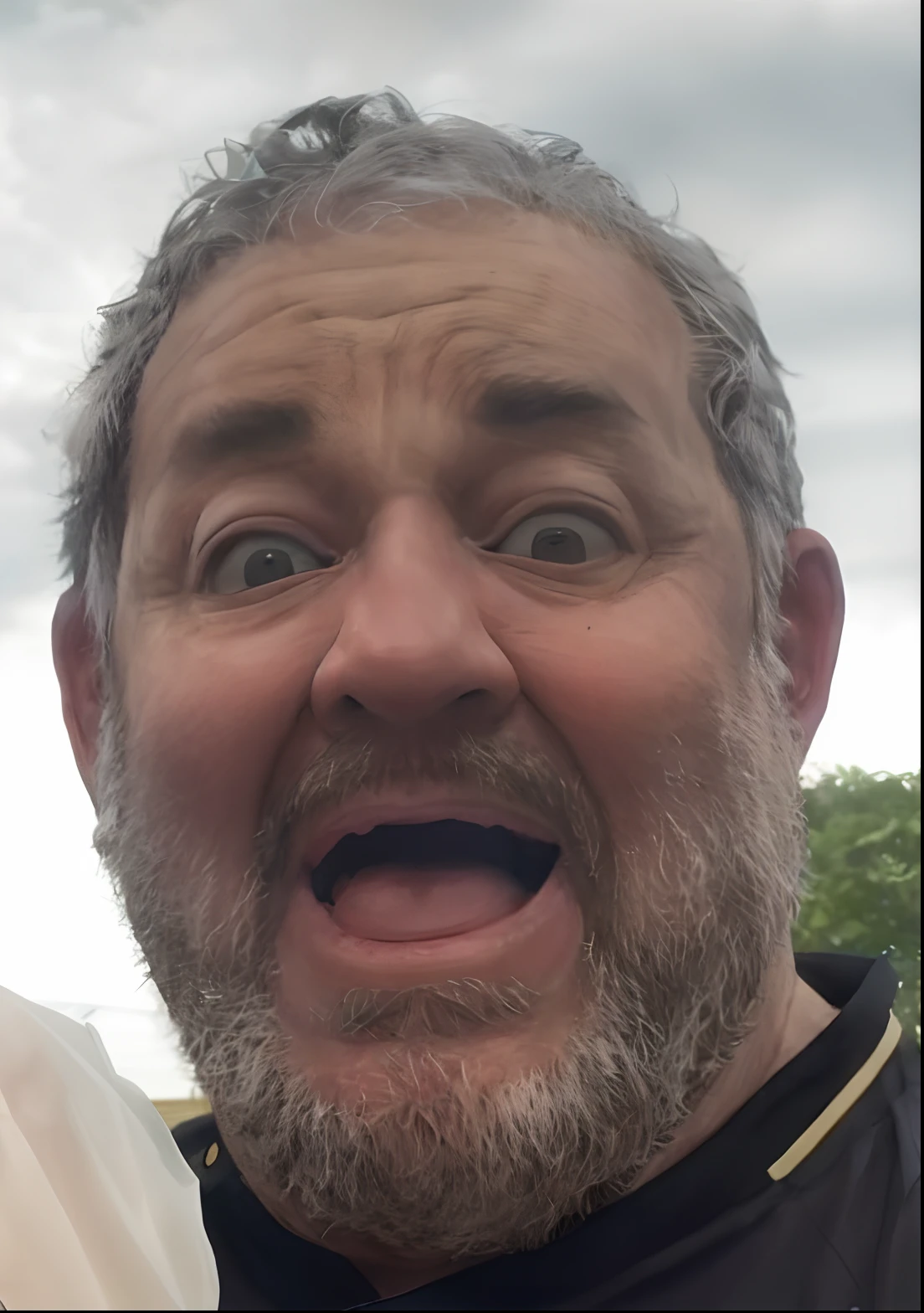 there is a man with a beard and a shirt on taking a selfie, foto de um homem branco de 50 anos, scariest looking man alive, Rosto claro, cara de louco, muito animado, sorriso insano, selfie de um homem, foto granulada de um homem feio, Tom Hanks com sobrancelhas grossas, muito bobo olhando, parecendo surpreso