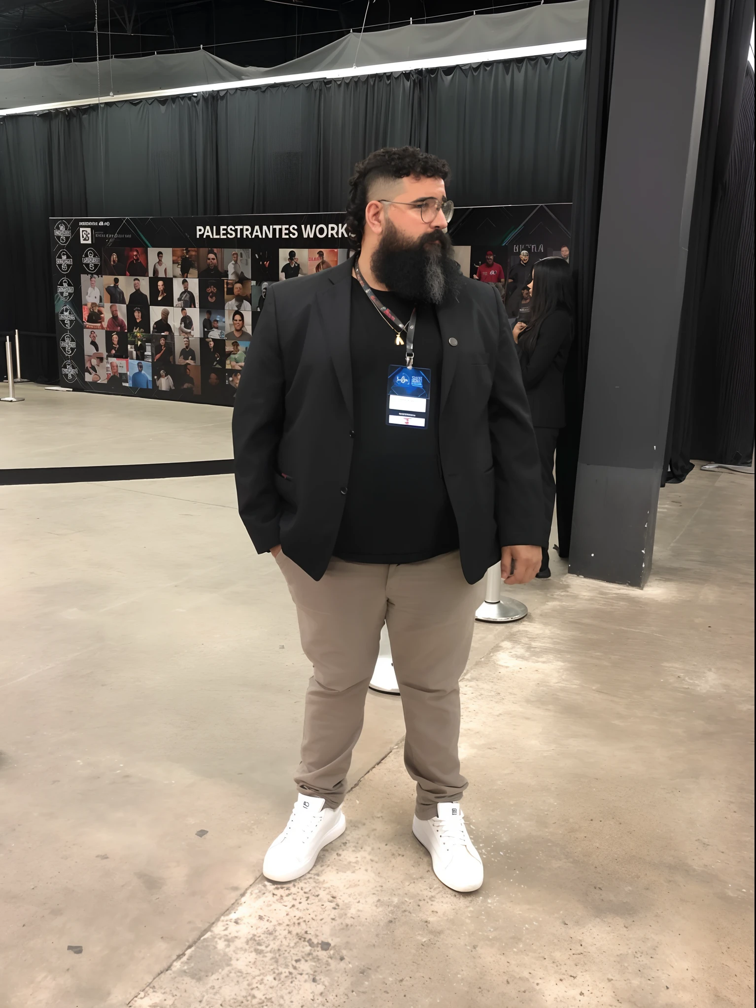 Homem com barba e jaqueta preta em frente a uma parede preta, Estilo de Greg Rutkowski, vestindo roupas espaciais, usando roupas netrunner, Altura total do corpo inteiro, corpo inteiro com traje, Similares a Hagrid, vestido casualmente, com barba e jaqueta preta, altura total, em pleno crescimento, imagem de corpo inteiro