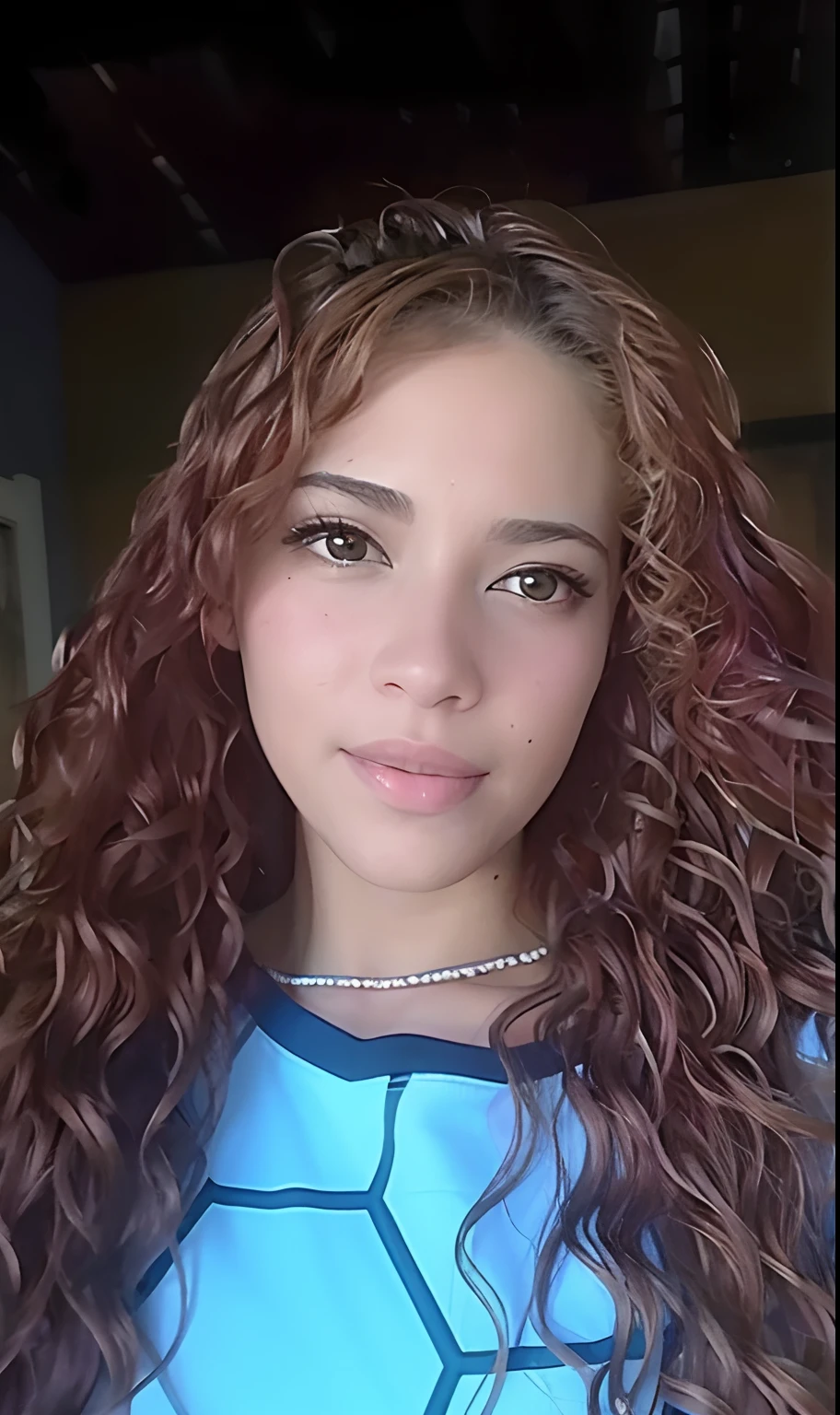 um close up de uma mulher com longos cabelos cacheados vestindo uma camisa azul, Mulher de 30 anos de Cuba, em torno de 1 9 anos, ela tem cerca de 1 6 anos de idade, Parece Fabiula Nascimento, com cabelos ruivos cacheados, 18 anos, Estefania Villegas Burgos, longos cabelos castanhos inchados cacheados