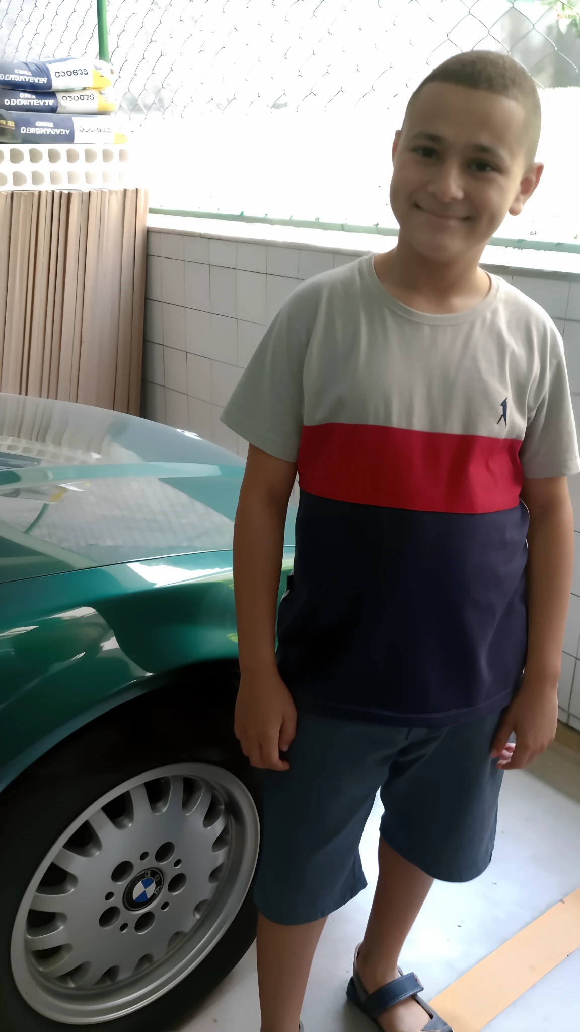 Arafed menino parado na frente de um carro verde em uma garagem, tommy 1 6 anos de idade, imagem frontal, Captura do iPhone, imagem de qualidade muito baixa, tiradas em meados dos anos 2000, em torno de 1 9 anos, mateus 9 5, tiradas no final dos anos 2000, vista frontal 2 0 0 0, caio santos
