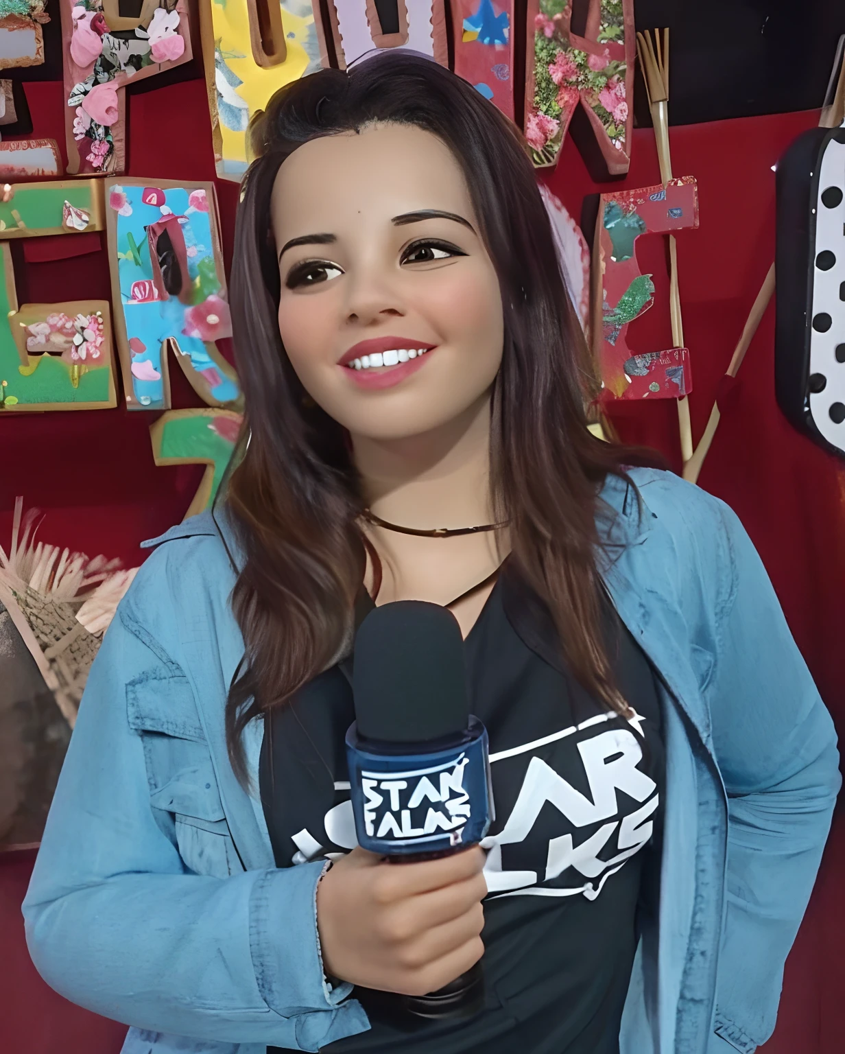 Mulher de camisa preta e jaqueta azul segurando um microfone, fernanda suarez, Alanis Guillen, Parece Fabiula Nascimento, Malika Favre, by Amelia Peláez, andrea rocha, Marischa Becker