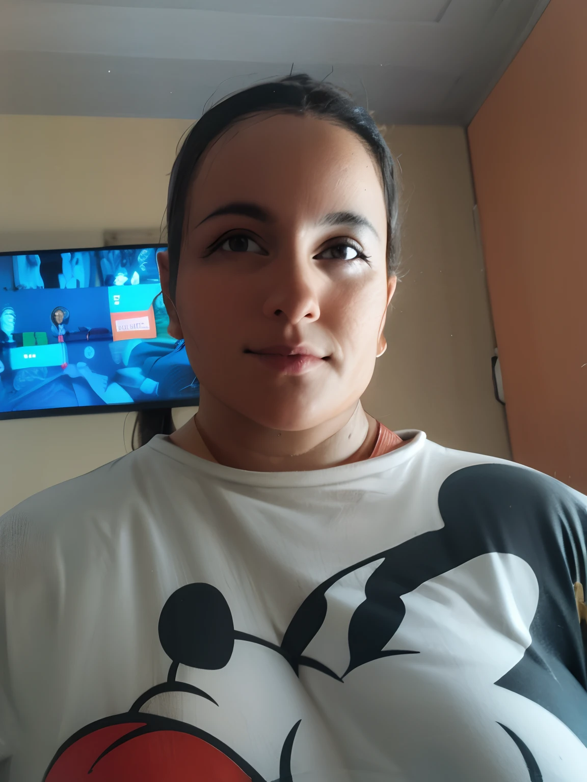 Mulher linda, em frente a tv, com um sorriso lindo e cabelos castanhos