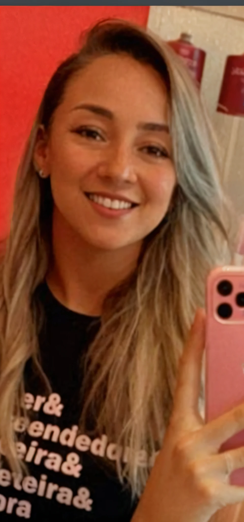mulher sorridente tirando uma selfie em um espelho com um telefone rosa, 3 0 anos de idade mulher, Mulher de 30 anos, 3 2 - ano - idade, Annato Finnstark, 19-year-old girl, Kaitlyn Michelle Siragusa, foto de perfil, 2 3 anos, Caroline Gariba, Mulher francesa de 30 anos