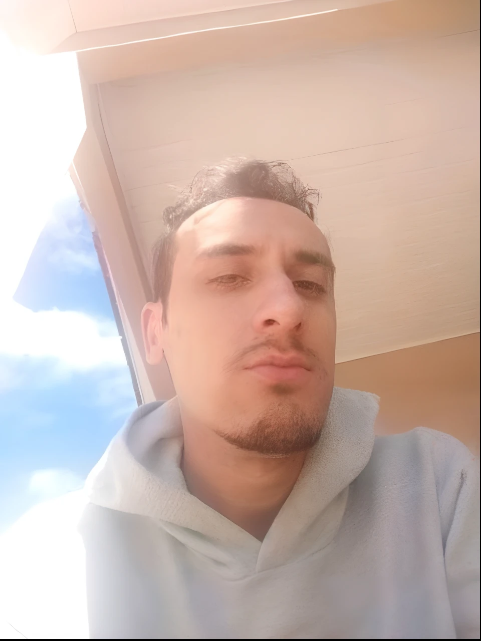 Homem com capuz cinza tirando uma selfie, em torno de 1 9 anos, imagem de qualidade muito baixa, 2 3 anos, 2 7 anos, 2 8 anos, andres rios, ele tem cerca de 2 5 anos de idade, 2 4 anos, imagem de perfil, 2 4 - ano - homem de idade, Jose Miguel Romano Francisca, 2 2 anos