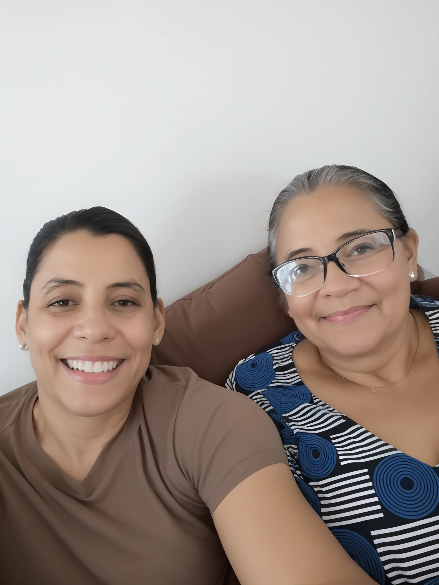 They're sitting on a couch together and smiling for the camera, momma and papa, imagem de perfil, foto do perfil, 3 5 year brazilian mother,  desenho Disney  pixel, alta qualidade,