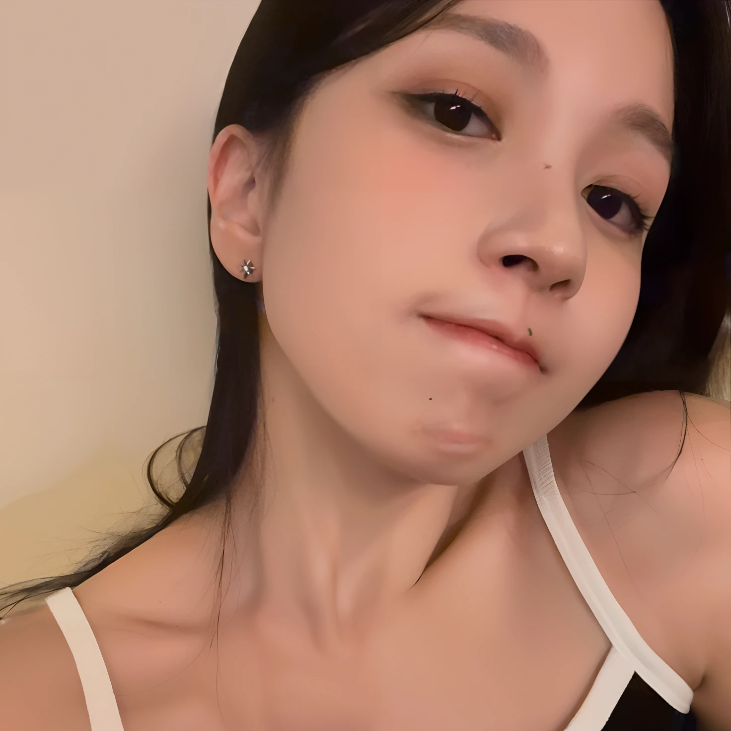 there is a woman that is taking a selfie with her cell phone, 18 anos, 2 2 anos, 2 7 anos, 2 3 anos, 1 6 anos, 2 8 anos, 21 anos, taken in the early 2020s, 2 9 anos, 2 4 anos, 1 8 I