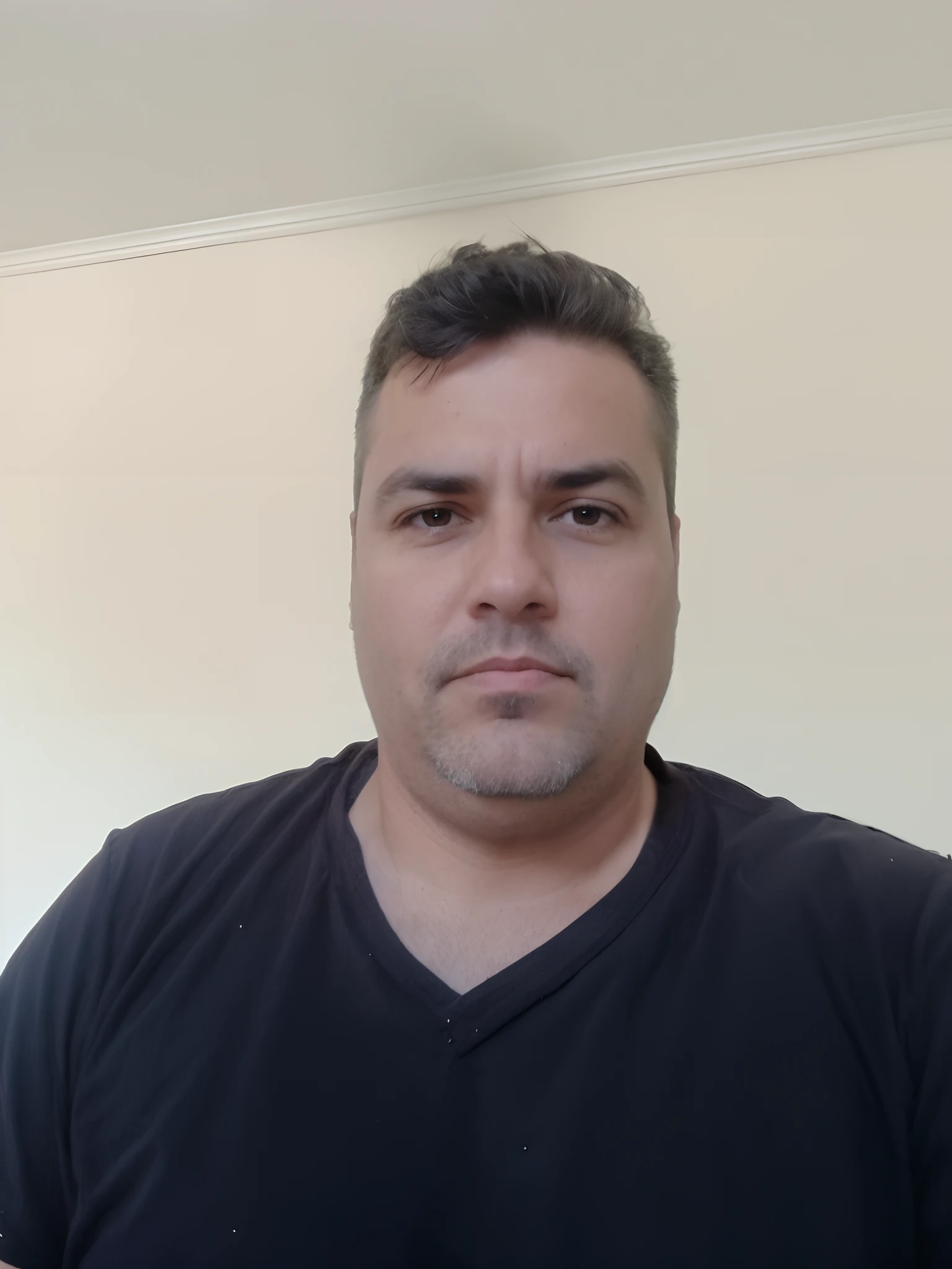 there is a man that is looking at the camera, (38 anos),