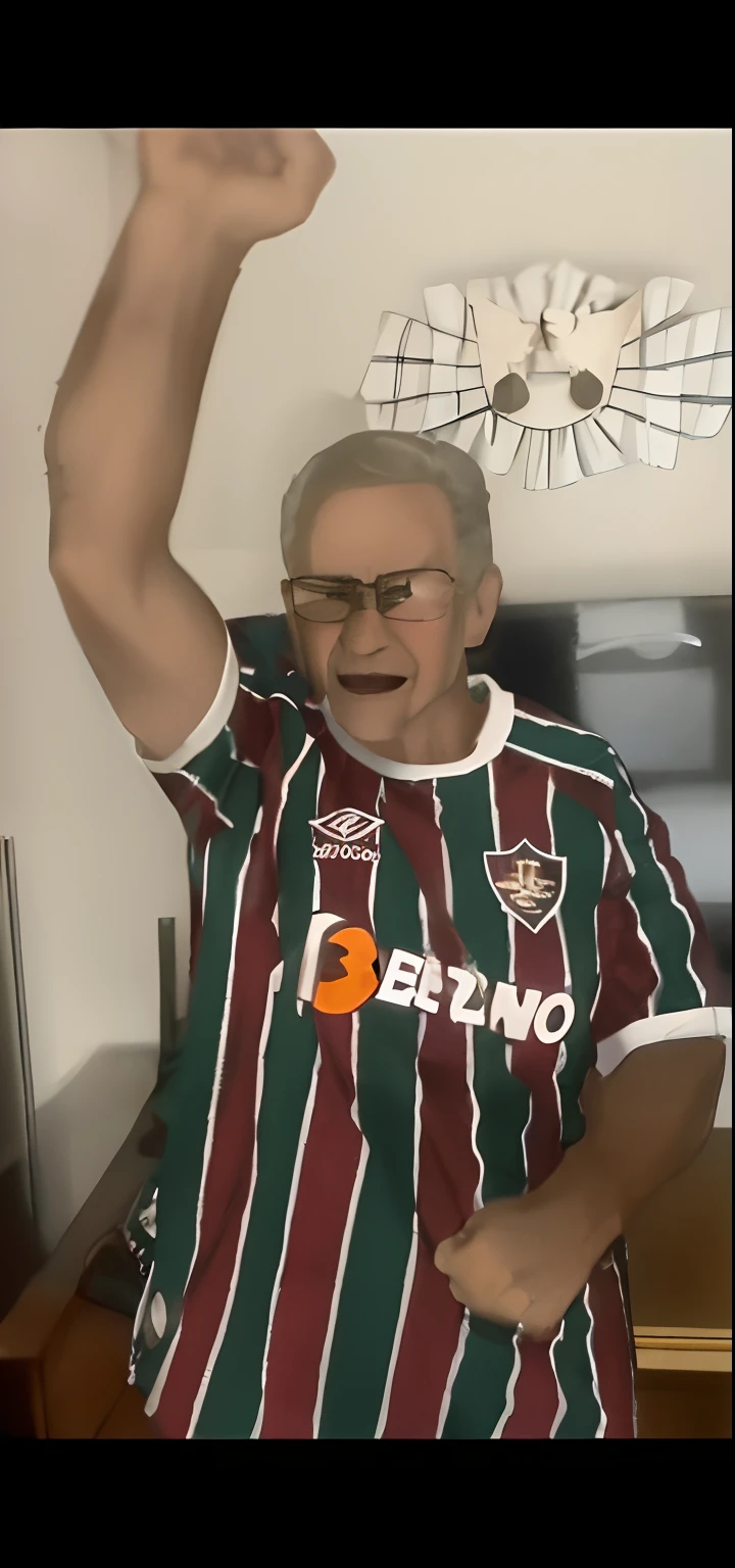Homem de camisa listrada ergue o punho, ele tem cerca de 60 anos, ele tem cerca de 6 0 anos de idade, rio de janeiro , 🇭🇺, ele esta feliz, 🚿🗝📝, , ele parece comemorar algo.