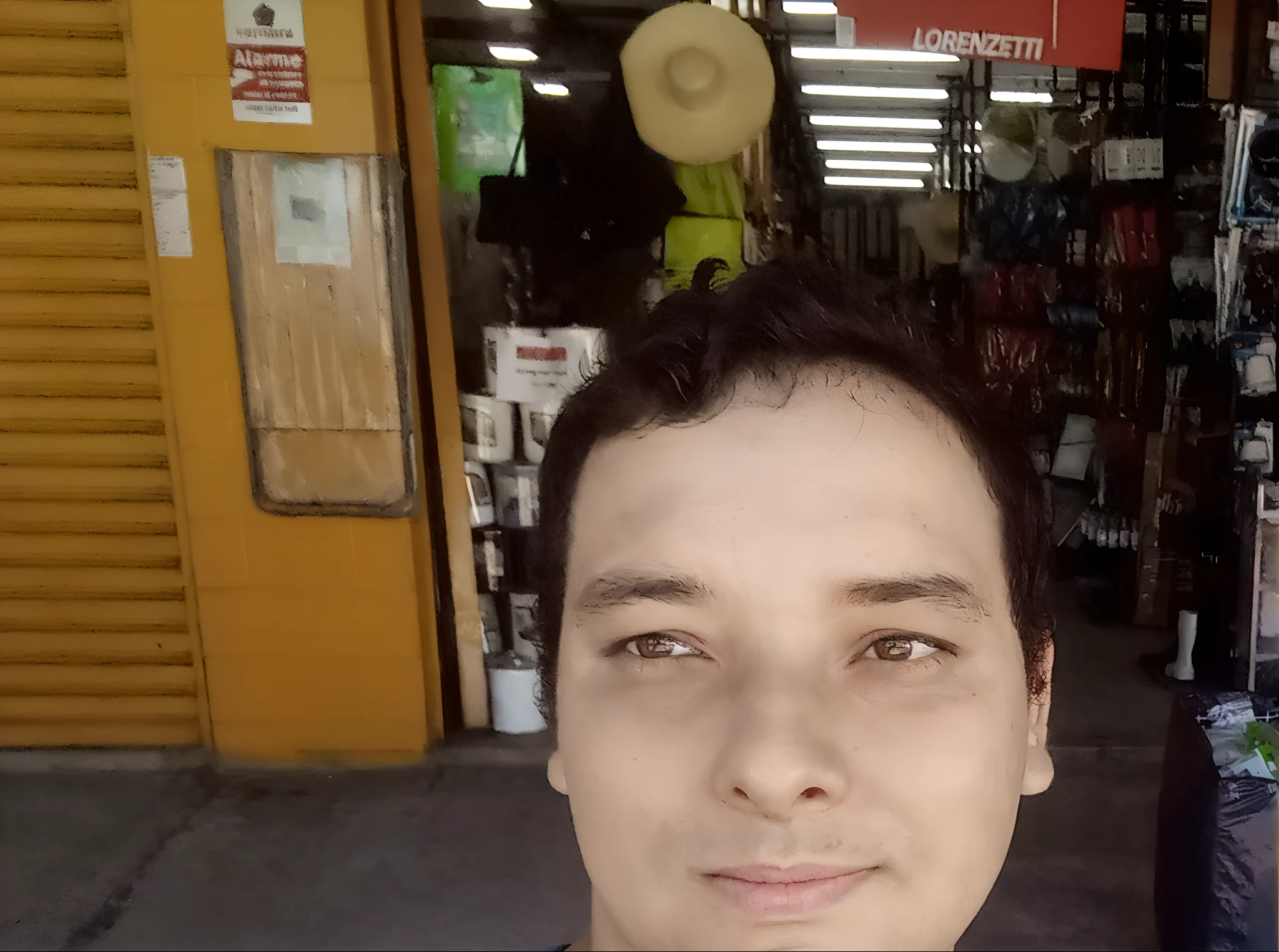 Homem de Arafed tirando uma selfie em frente a uma loja, Me ajuda, imagem de qualidade muito baixa, staring directly at camera, staring directly at camera, selfie shot straight on angle, front facing the camera, zigor samaniego, foto para uma loja, In Sao Paulo, Postagem no Reddit, foto selfie, saindo da loja, imagem vazada, david rios ferreira