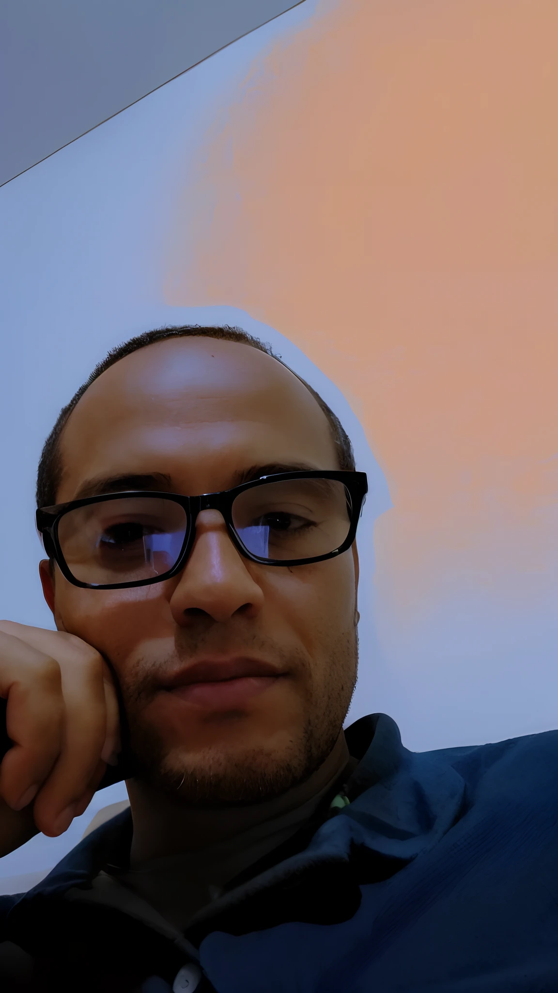 There's a man in glasses sitting talking on his cell phone, foto de perfil headshot, foto de perfil profissional, imagem de qualidade muito baixa, foto do perfil, foto de perfil, retrato de alta qualidade, imagem profissional, taken in the early 2020s, imagem do avatar, foto de perfil, foto retrato, Fotografia selfie 8k, Meio retrato, foto portait foto de perfil