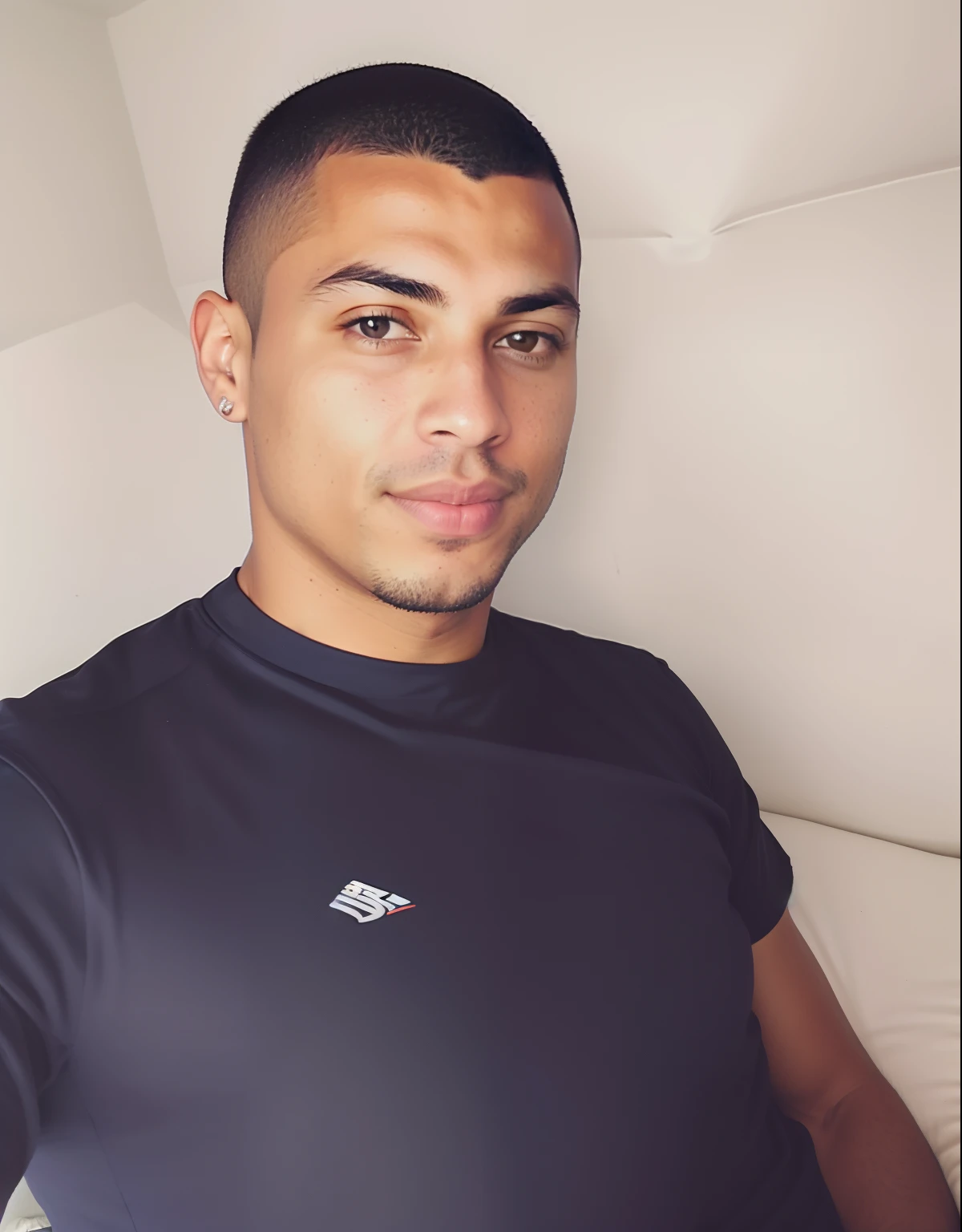 Homme assis sur un lit avec une télécommande à la main, mohamed chahin, environ 1 9 ans, Ronaldo Nazario, Alex, Riyahd Cassiem, Photo de profil, 18 ans, prise au début des années 2020, Maxime Jacobs, Photo de profil, Photo de profil, Phénomène Ronaldo Nazario, Image de profil