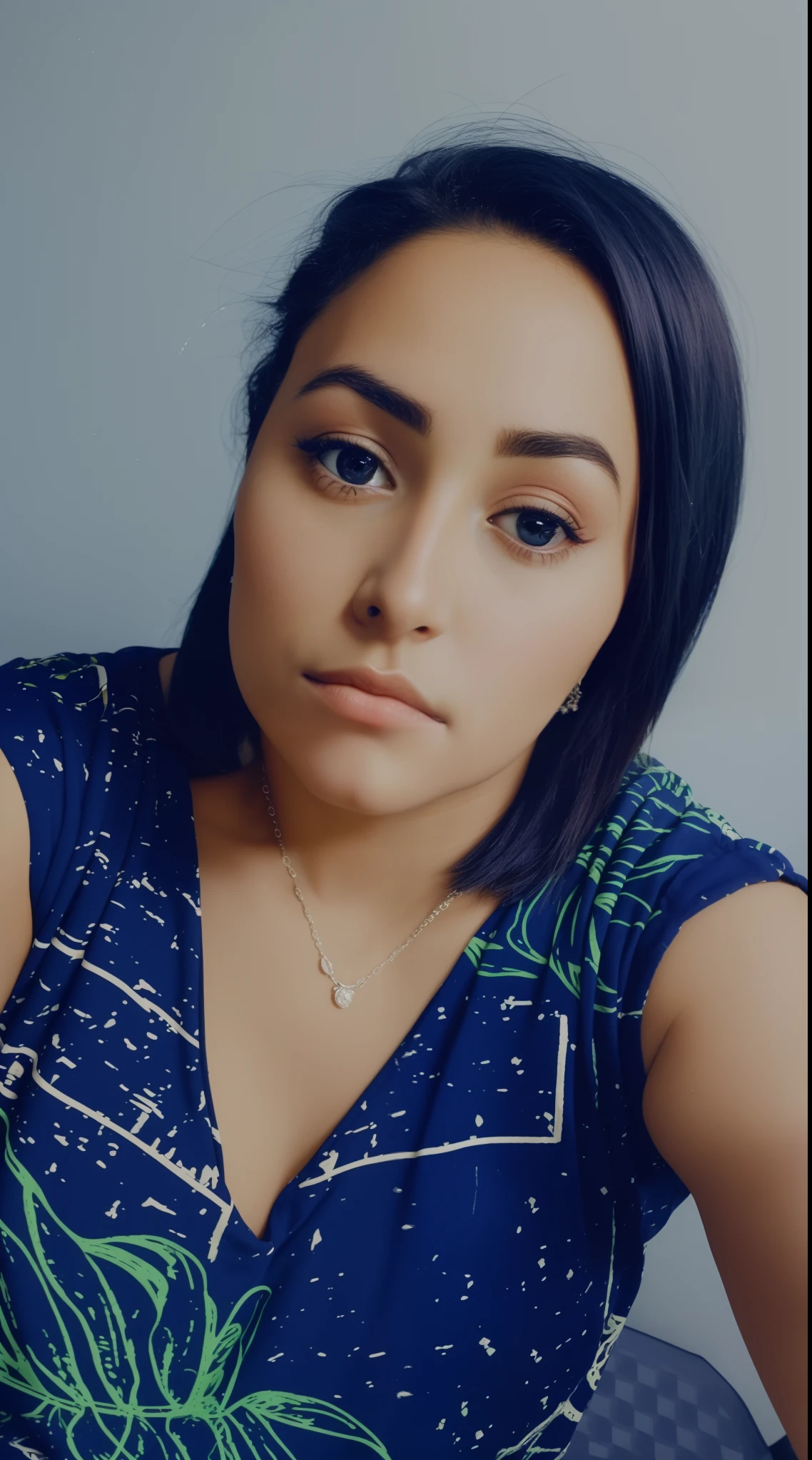 there is a woman that is sitting down with a cell phone, Retrato tirado 8 K, imagem de qualidade muito baixa, Ayahausca, imagem de perfil, foto de perfil headshot, she's facing the camera, looking away from camera, woman's face looking off camera, looking defiantly at the camera, Foto de uma mulher, taken in the early 2020s