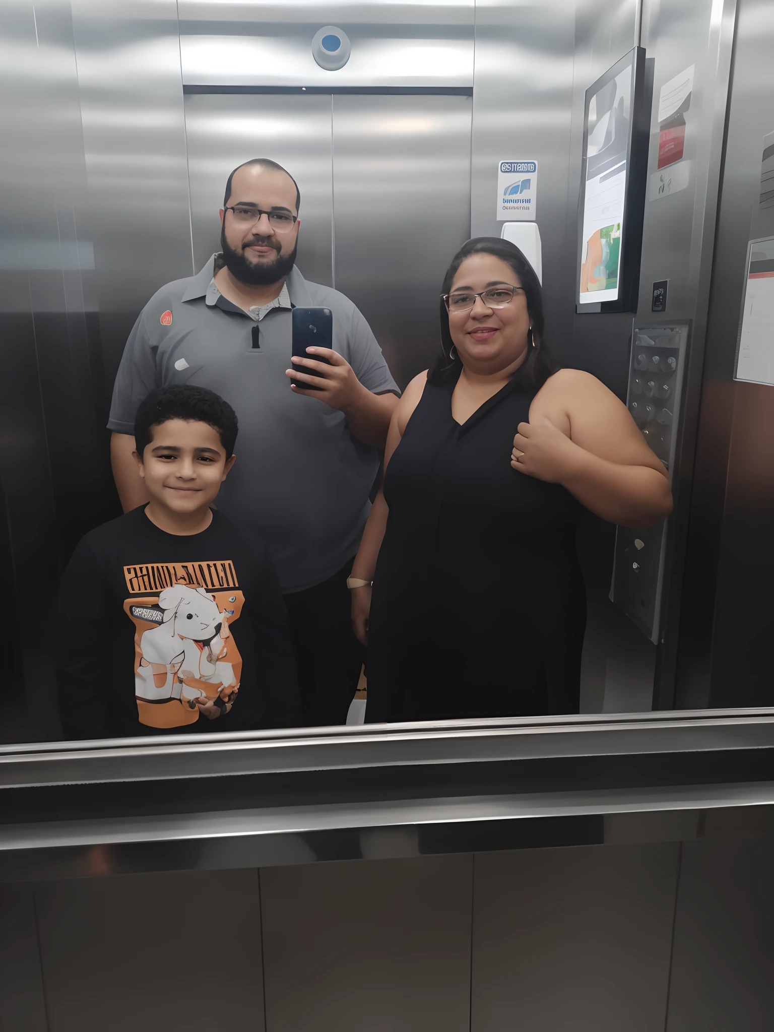 There are two people and a standing in an elevator, grupo de pessoas em um elevador, em um elevador, marido esposa e filho, no elevador escuro, elevador, vacation photo, taken in the early 2020s, foto do perfil, Family photo, imagem de qualidade muito baixa, imagem de perfil, foto de perfil, Fotografia tirada em 2 0 2 0
