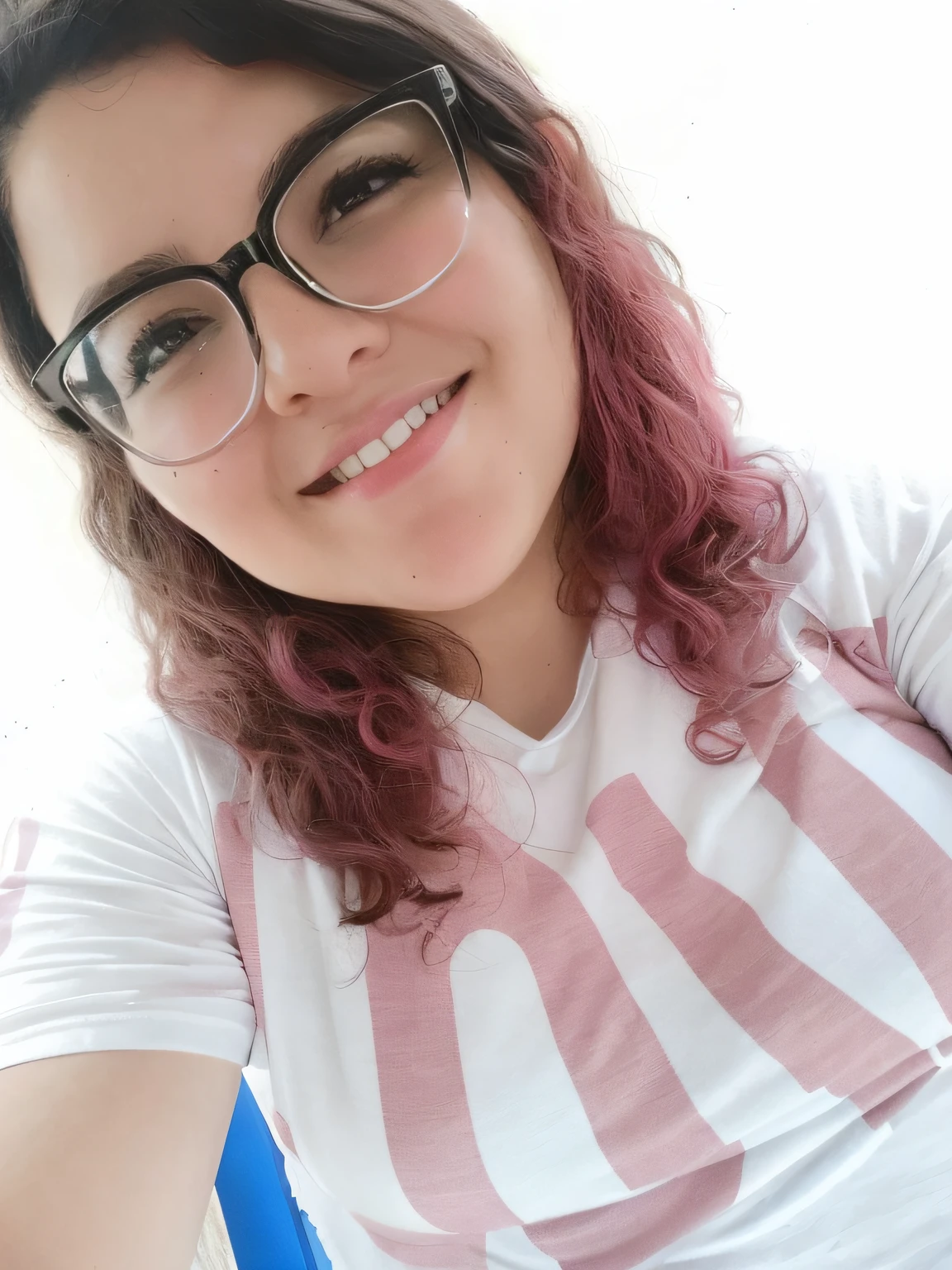 Smiling woman with glasses and a pink shirt sitting on a blue chair, cabelo rosa encaracolado, selfie de uma jovem mulher, bonito ligeiramente nerd sorriso, 27 anos de idade mulher, Mulher de 27 anos, leve sorriso nerd, Directed by: Nandor Soldier, com cabelo rosa, imagem de qualidade muito baixa, foto de baixa qualidade, imagem frontal